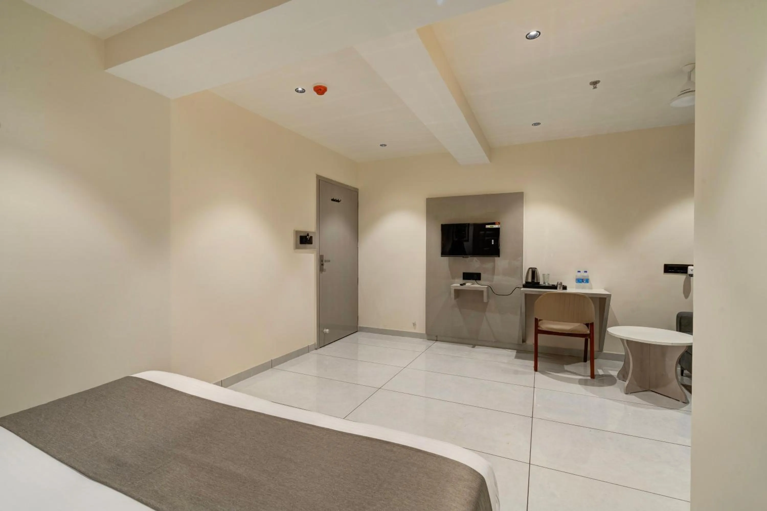 Bed in Hotel Shrimad Villa Gandhinagar