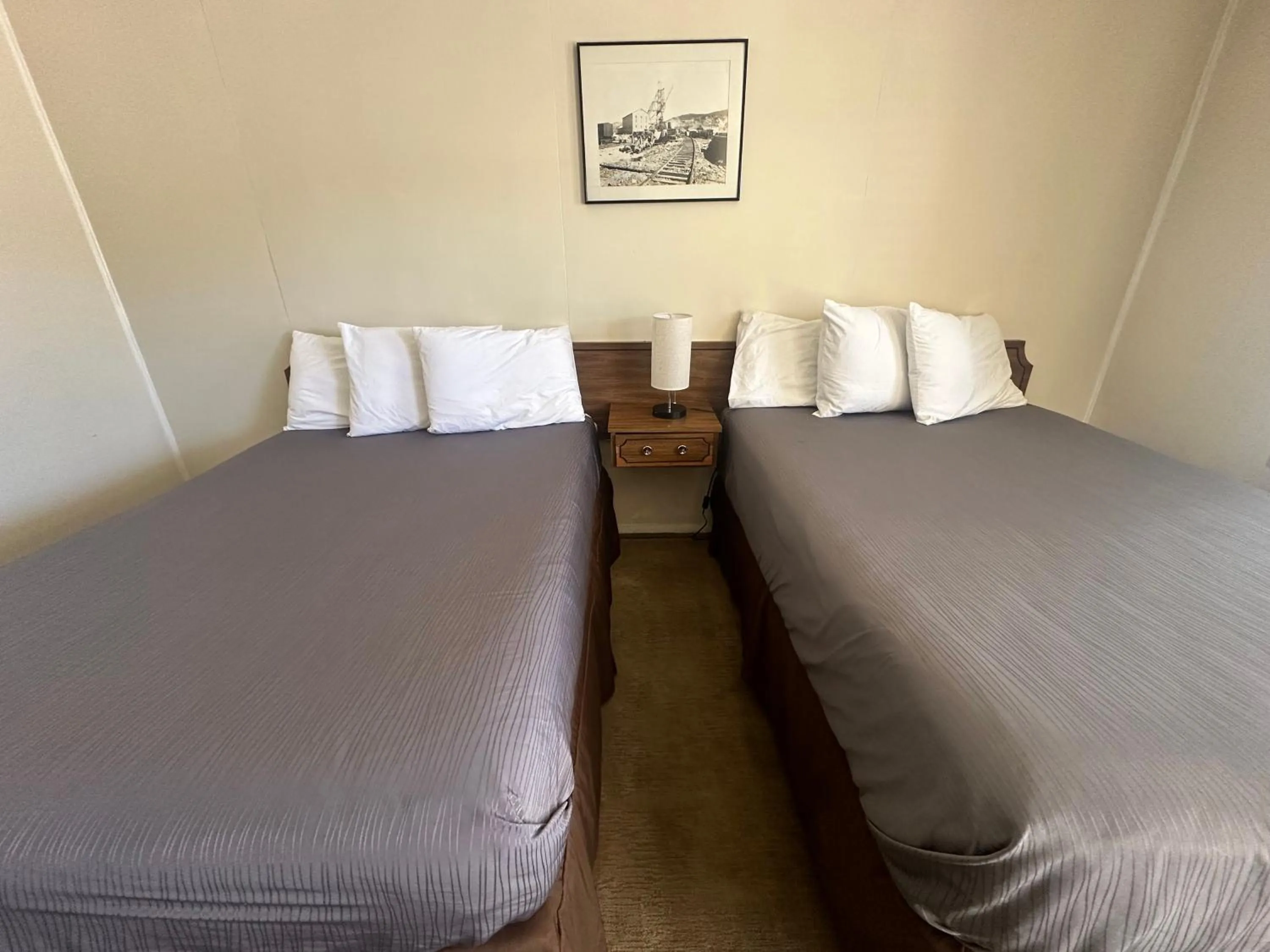 Bed in Grand Central Motel