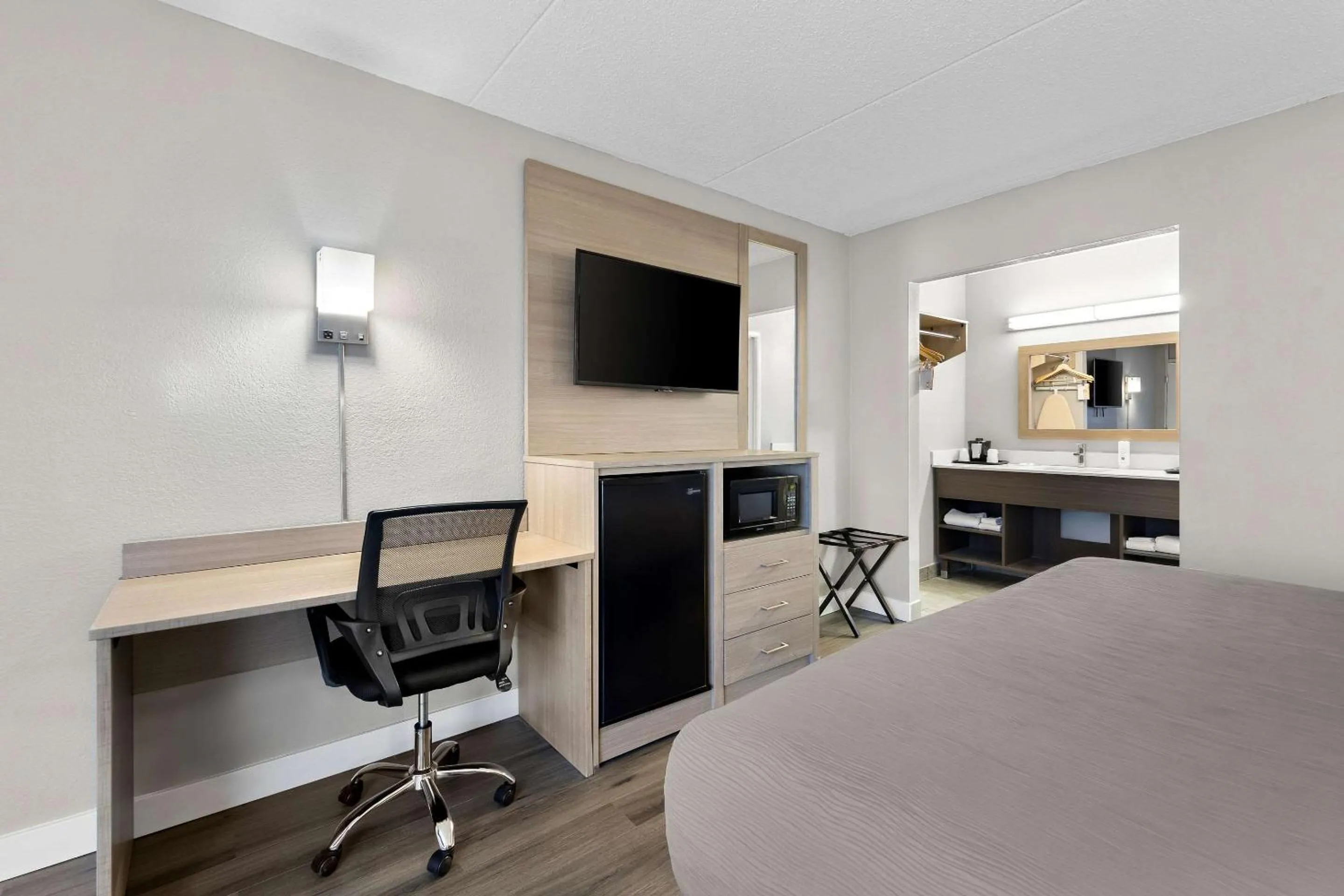 Bedroom, Bed in Quality Inn Nashville - Opryland Area