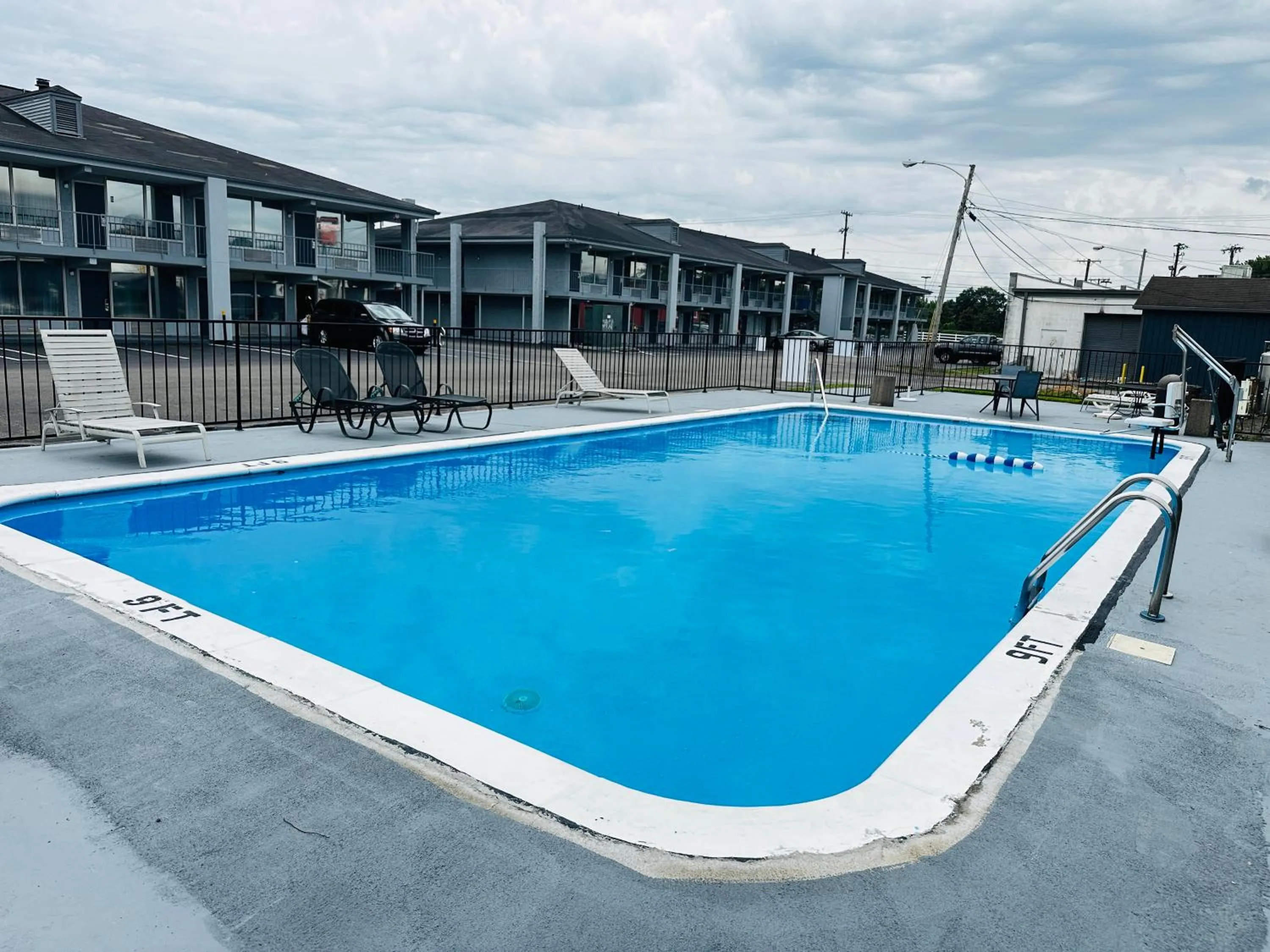 Swimming pool in Quality Inn Nashville - Opryland Area