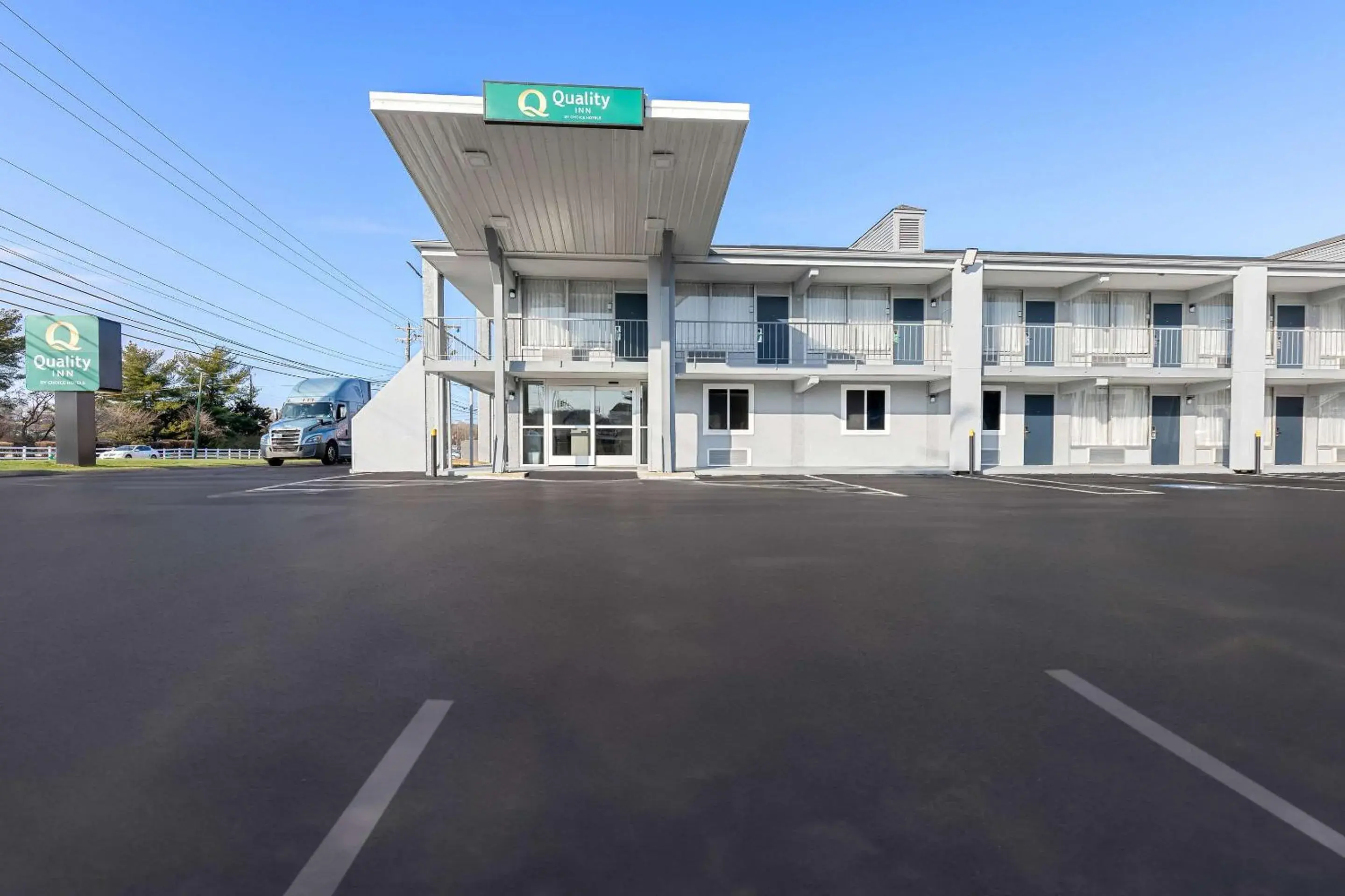 Property building in Quality Inn Nashville - Opryland Area Property building in Quality Inn Nashville - Opryland Area