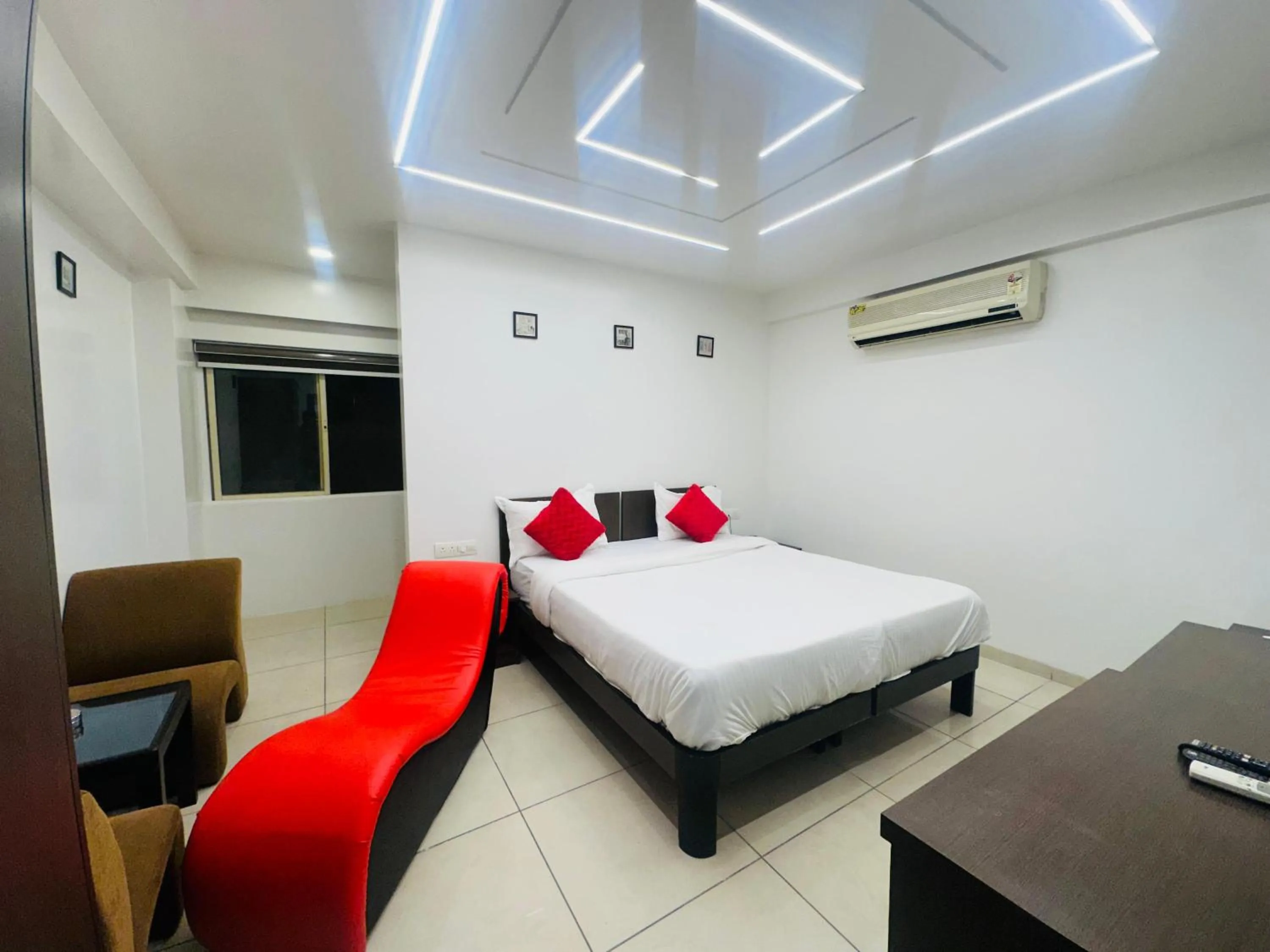 Bed in Aundh Elite Stay
