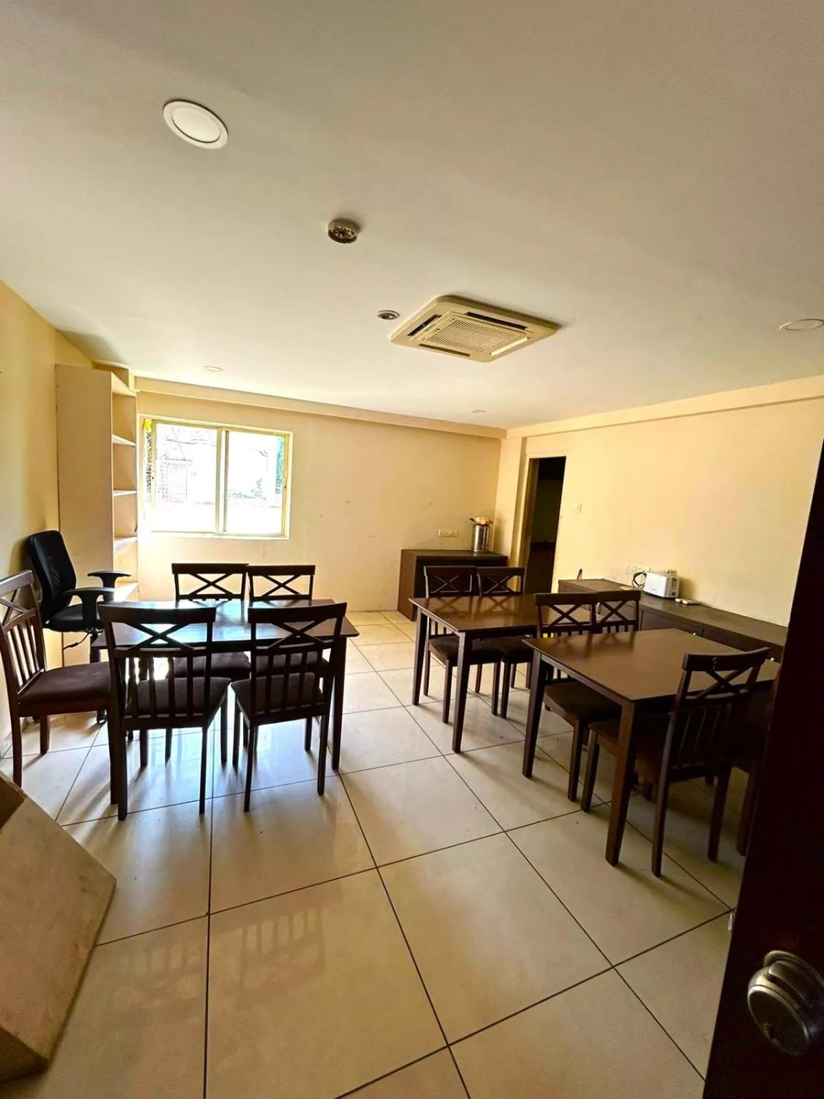 Restaurant/places to eat in Aundh Elite Stay