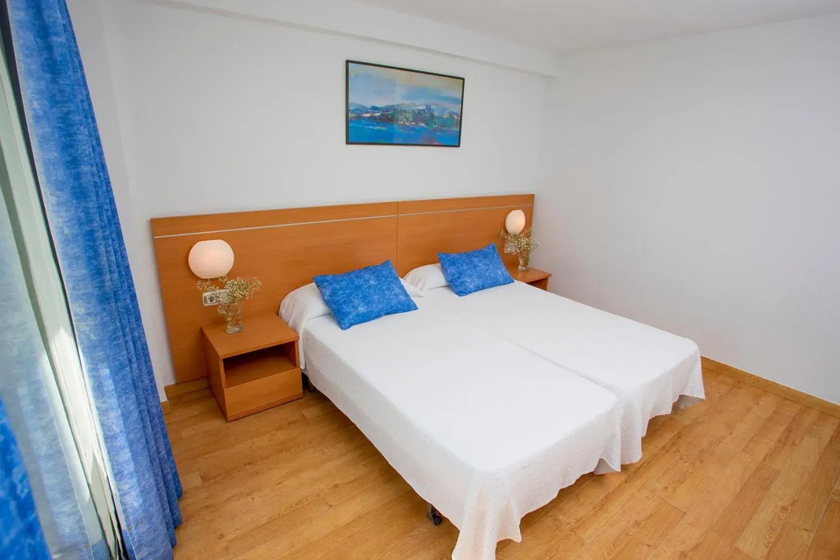 Photo of the whole room, Bed in Gandia Playa Photo of the whole room, Bed in Gandia Playa