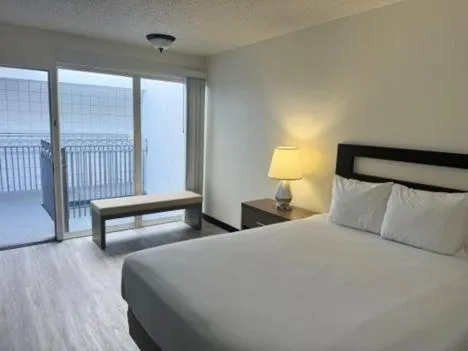 Bed in MC Pacific Inn & Suites Torrance
