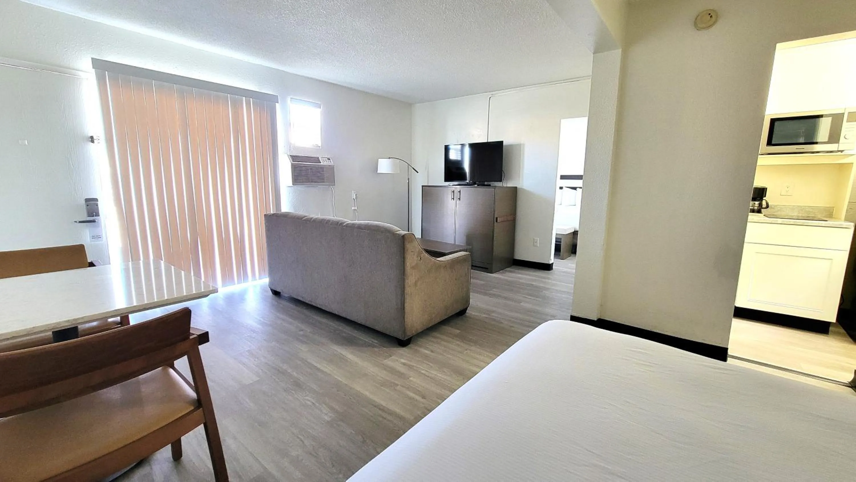 Kitchen or kitchenette, Bed in MC Pacific Inn & Suites Torrance