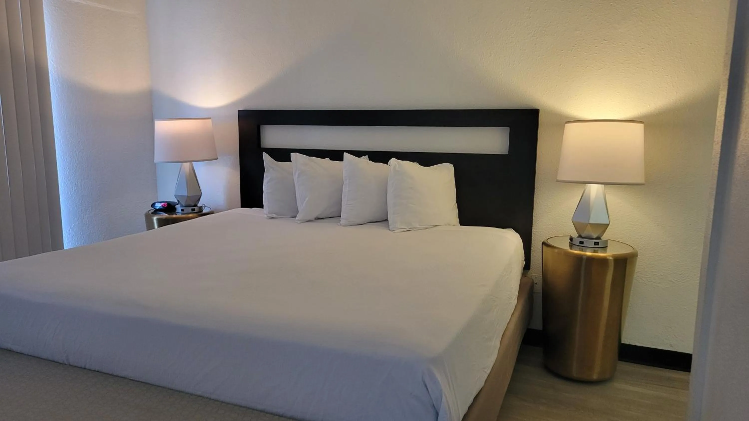 Bed in MC Pacific Inn & Suites Torrance