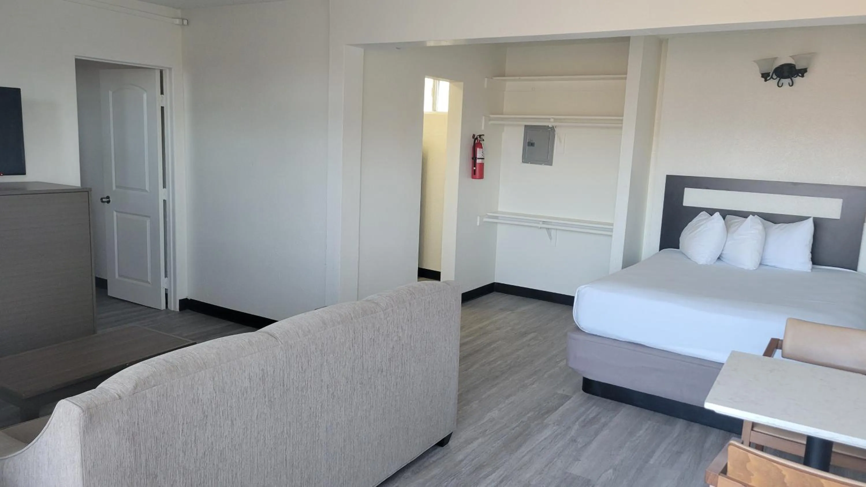 Bed in MC Pacific Inn & Suites Torrance