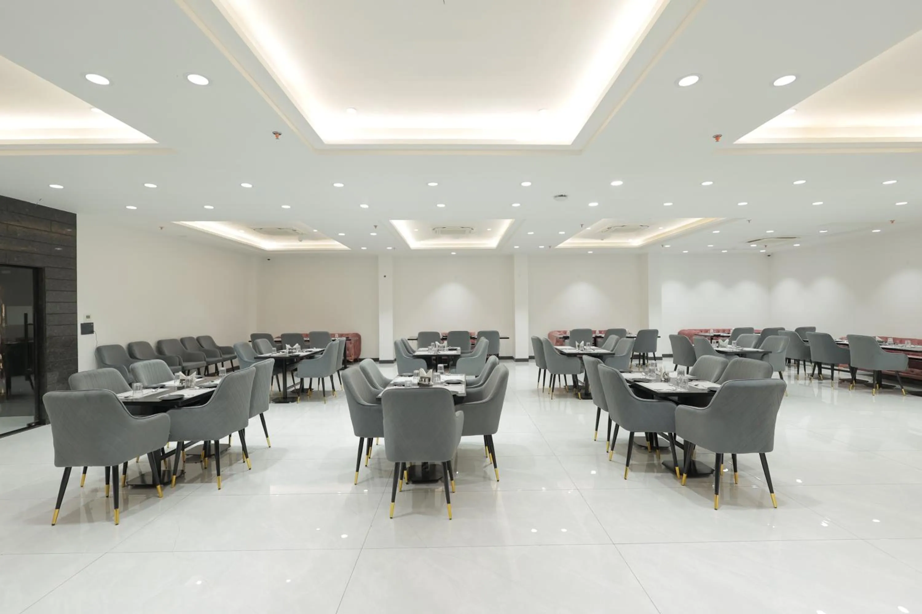 Restaurant/places to eat in SNJ Taj Grand