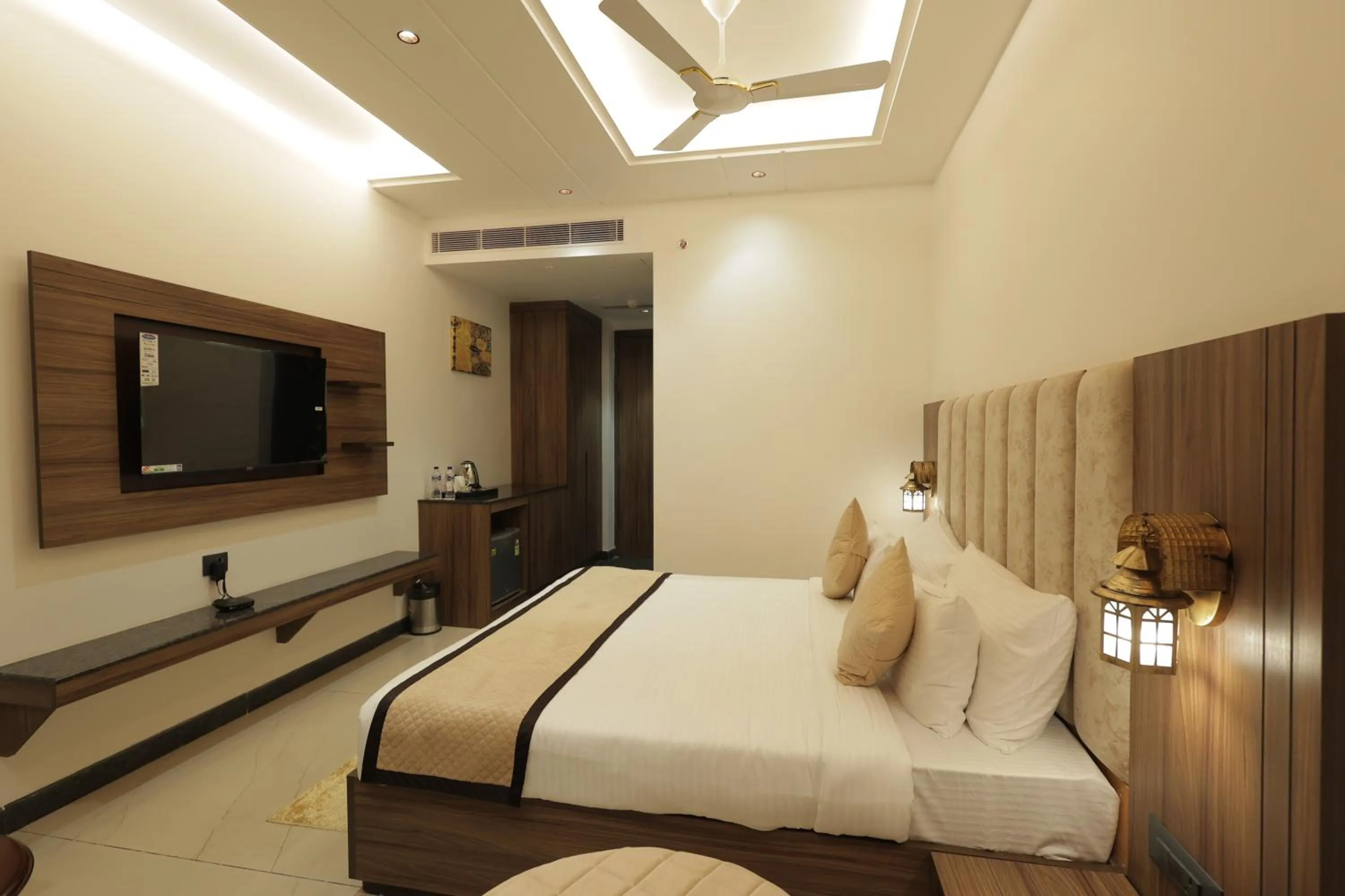 Bedroom, Bed in SNJ Taj Grand