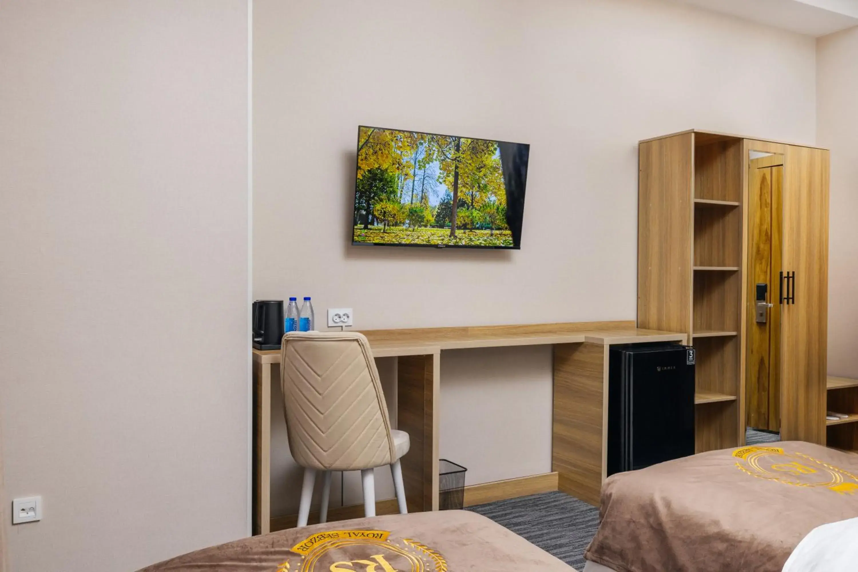 Deluxe Double Room - single occupancy in Royal Sebzor Hotel Deluxe Double Room - single occupancy in Royal Sebzor Hotel