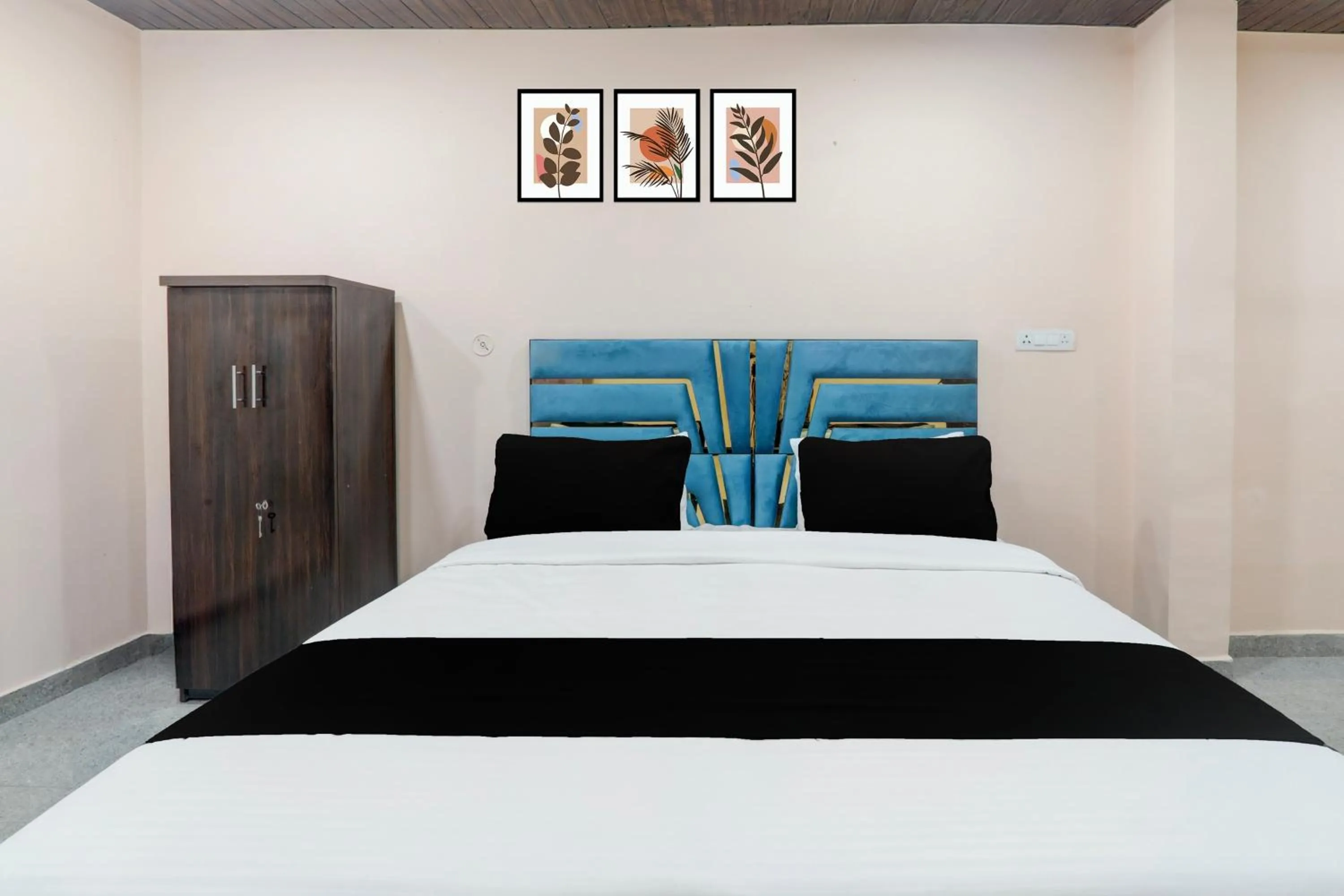 Bedroom, Bed in Super Hotel O Shri Buddheshwar Temple Lucknow