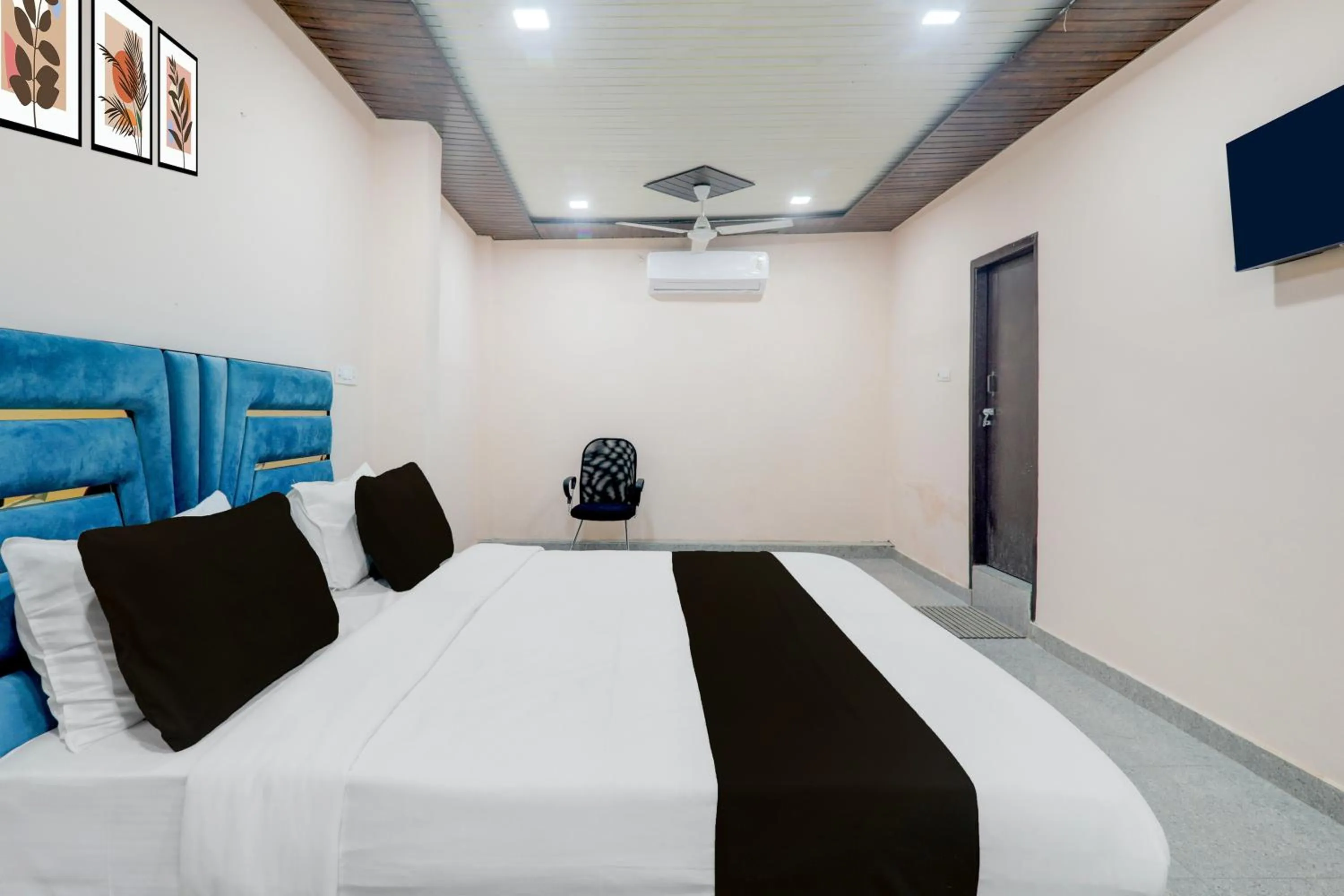 Bedroom, Bed in Super Hotel O Shri Buddheshwar Temple Lucknow