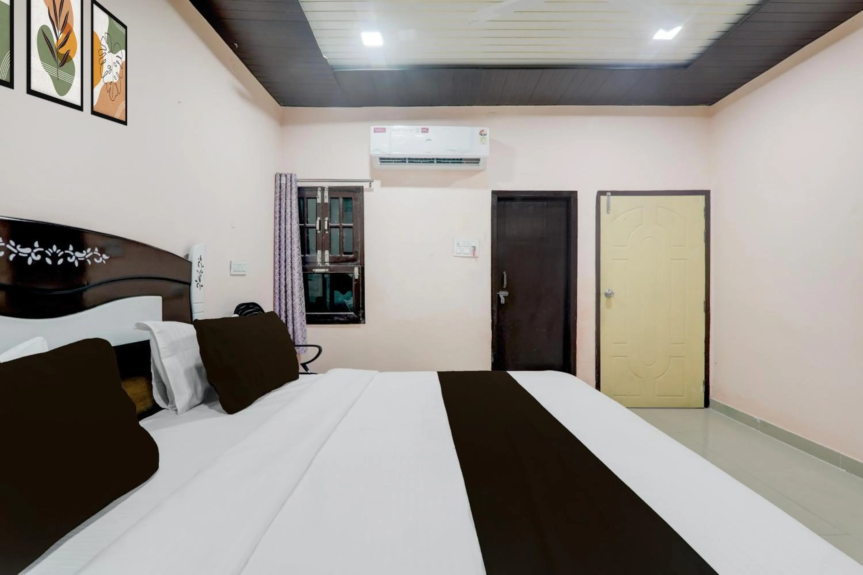 Bedroom, Bed in Super Hotel O Shri Buddheshwar Temple Lucknow