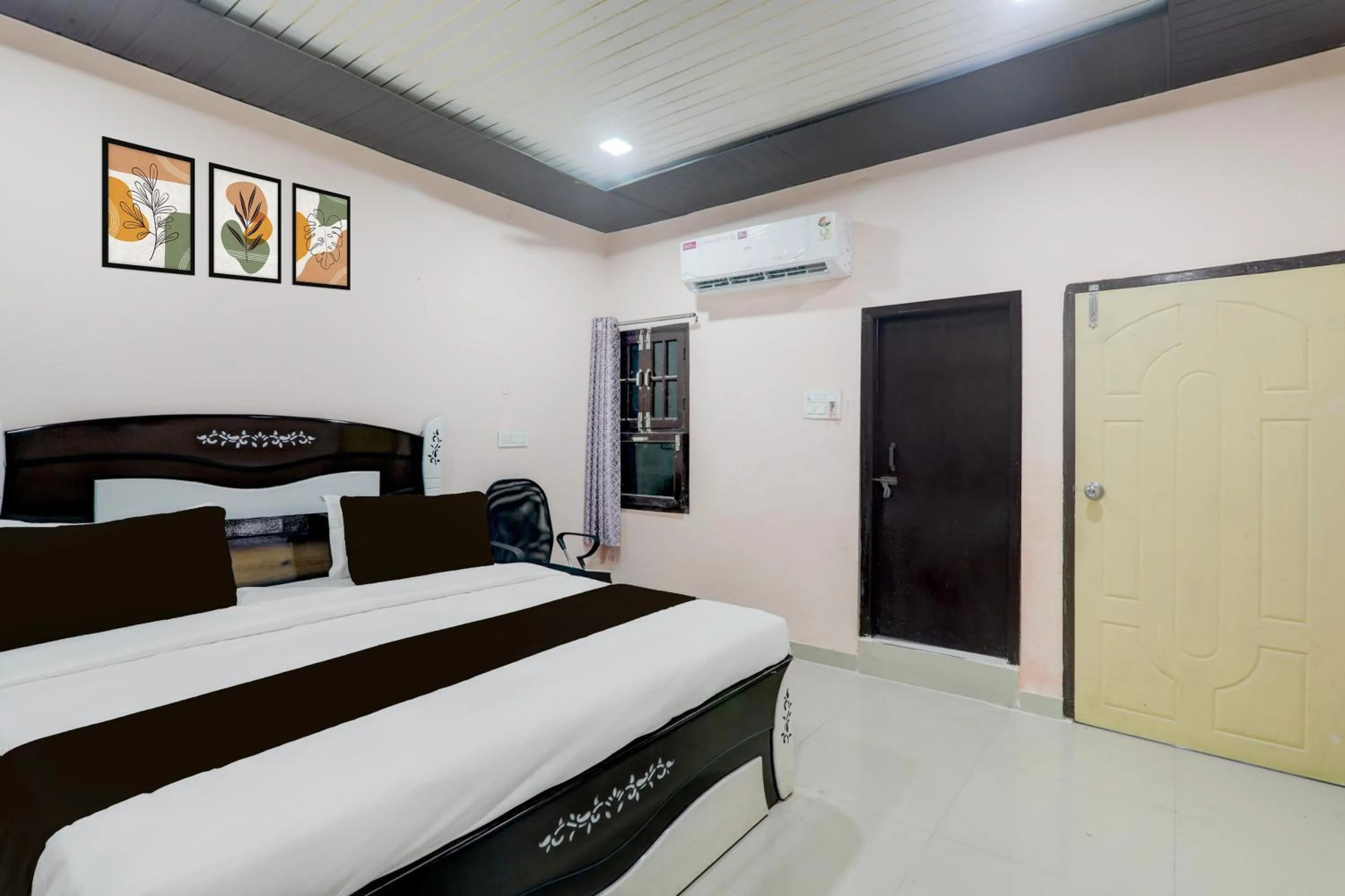 Bedroom, Bed in Super Hotel O Shri Buddheshwar Temple Lucknow