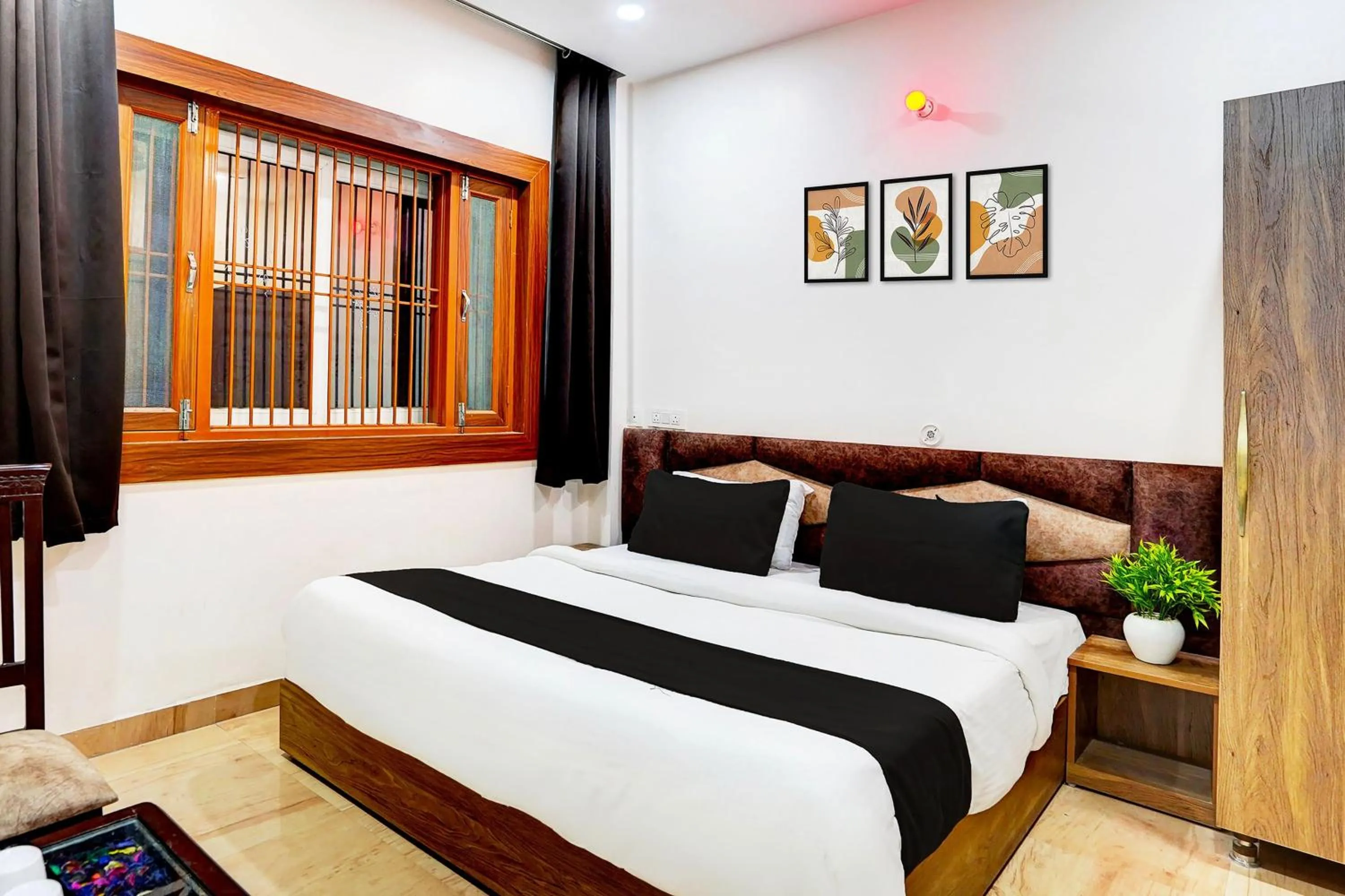 Bedroom in HOTEL O BONJOUR .INN NEAR CROWN PLAZA