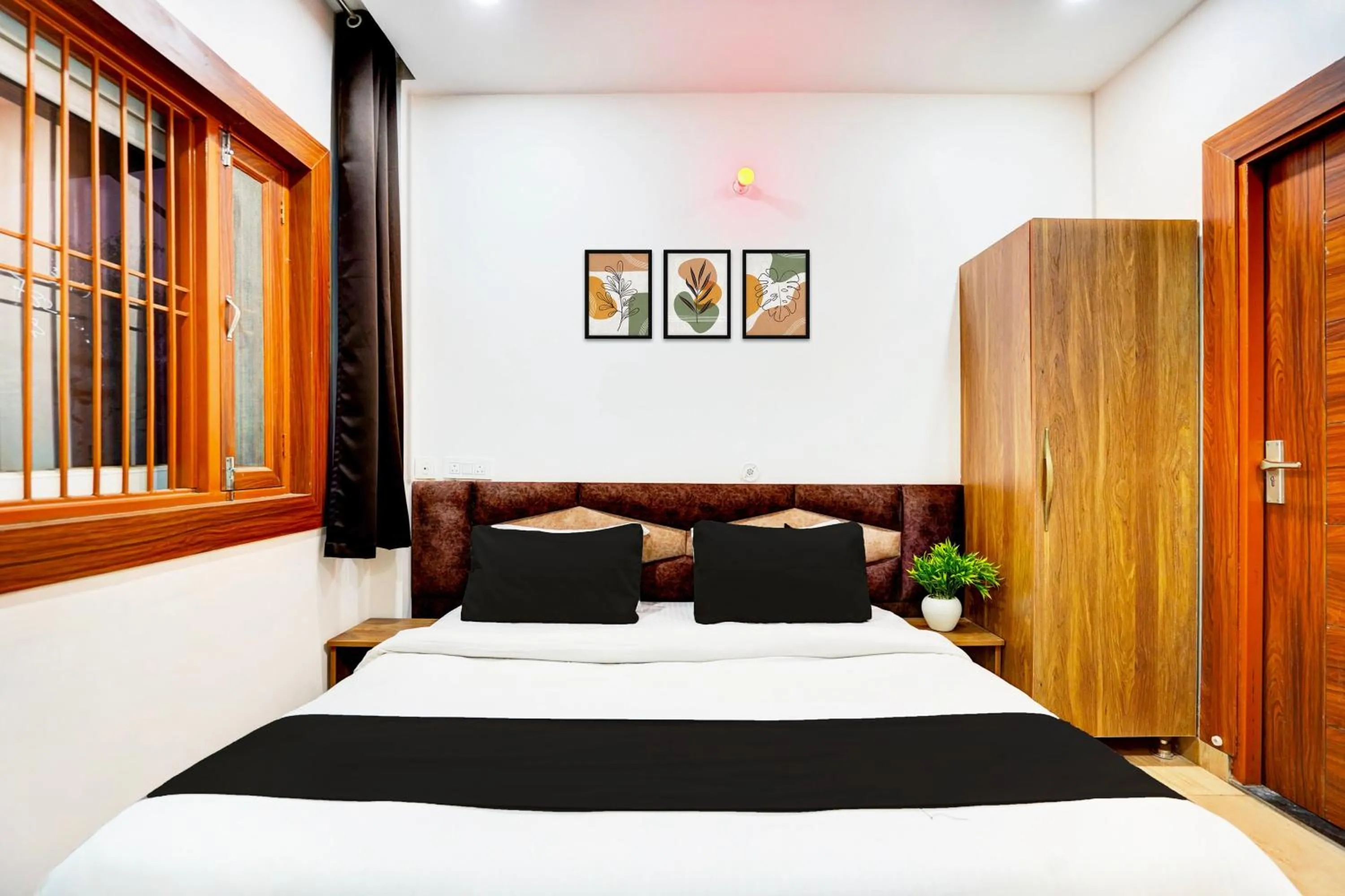 Bedroom in HOTEL O BONJOUR .INN NEAR CROWN PLAZA