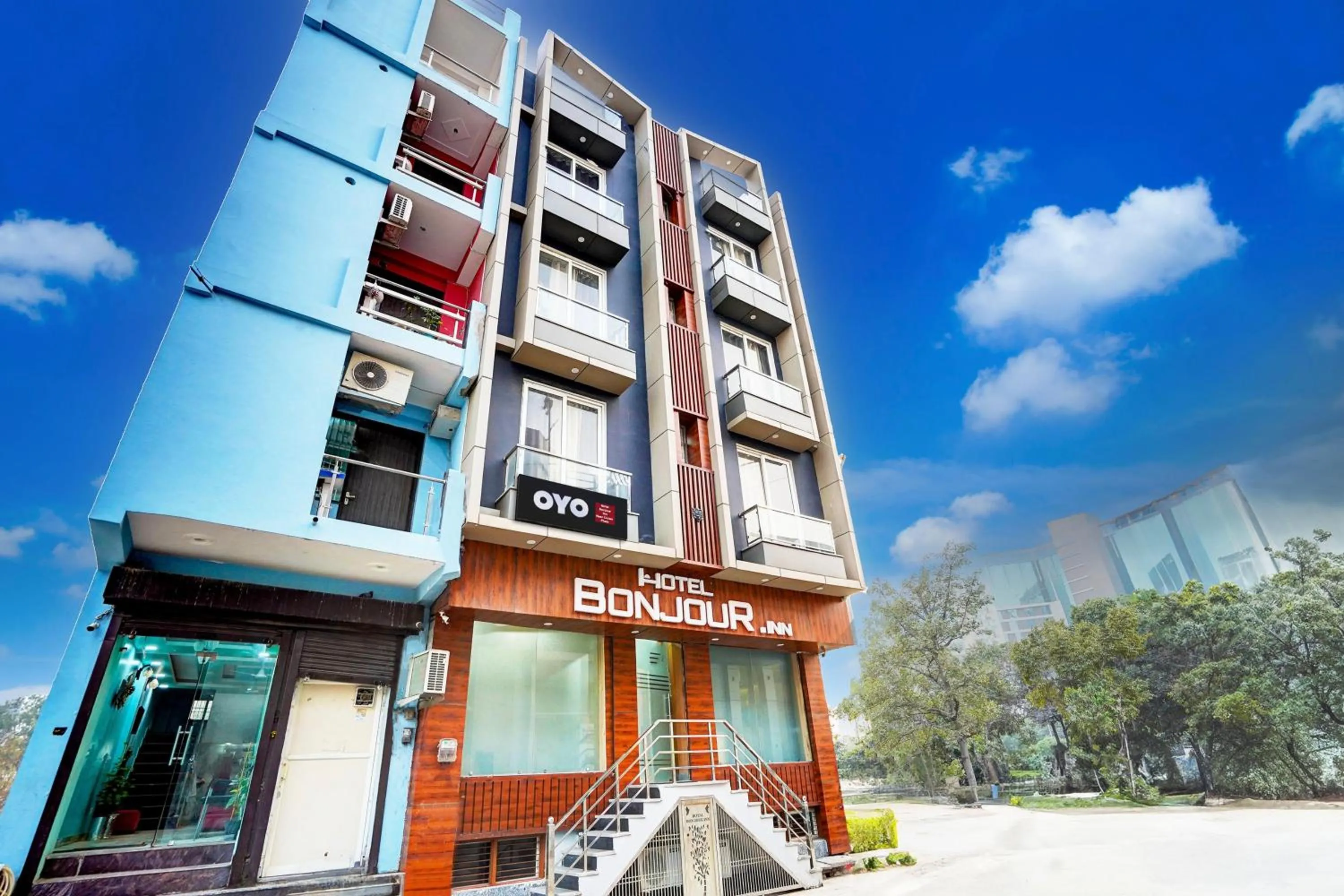 Facade/entrance in HOTEL O BONJOUR .INN NEAR CROWN PLAZA