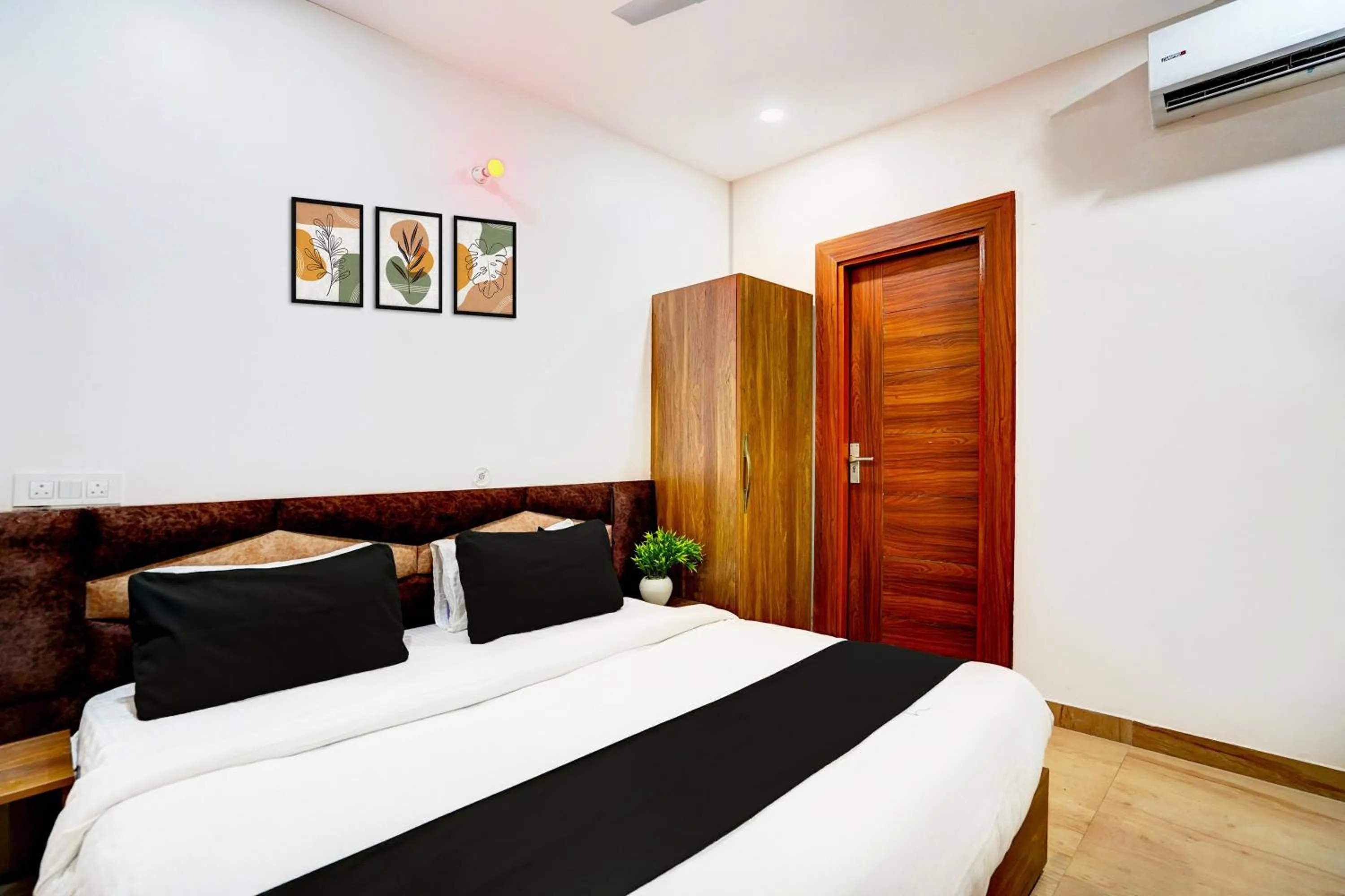 Bedroom in HOTEL O BONJOUR .INN NEAR CROWN PLAZA