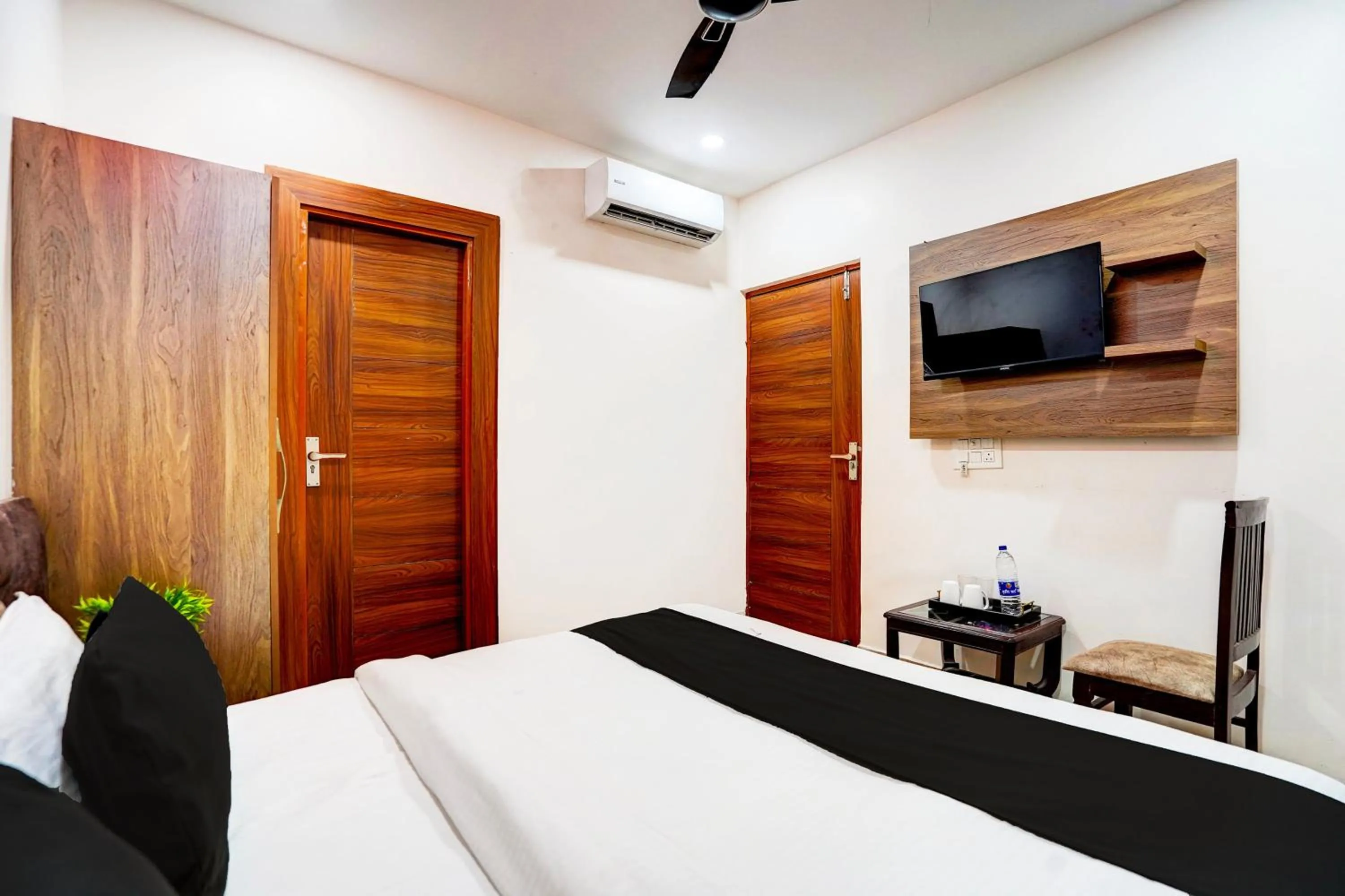 Bedroom in HOTEL O BONJOUR .INN NEAR CROWN PLAZA