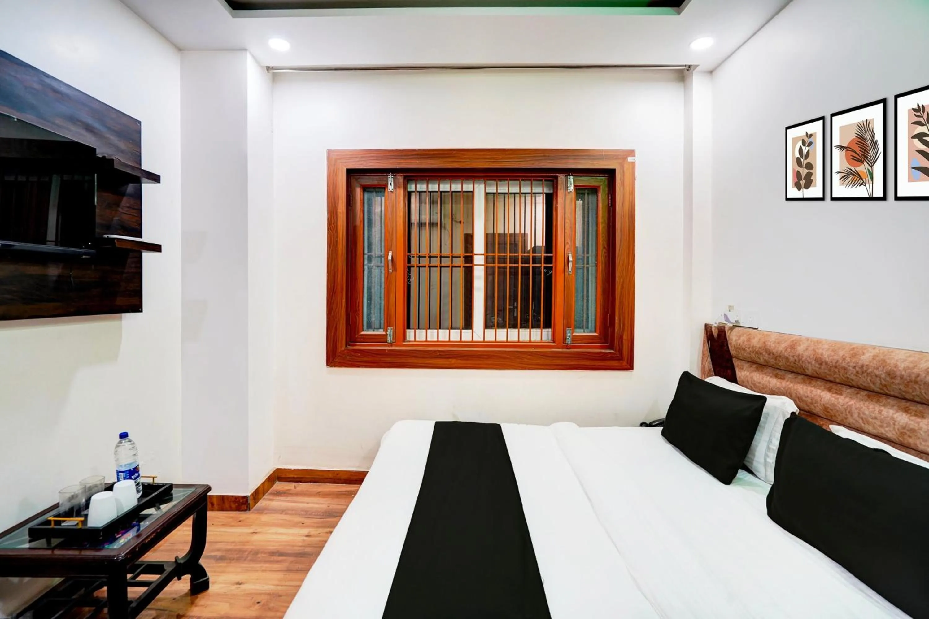 Bedroom in HOTEL O BONJOUR .INN NEAR CROWN PLAZA