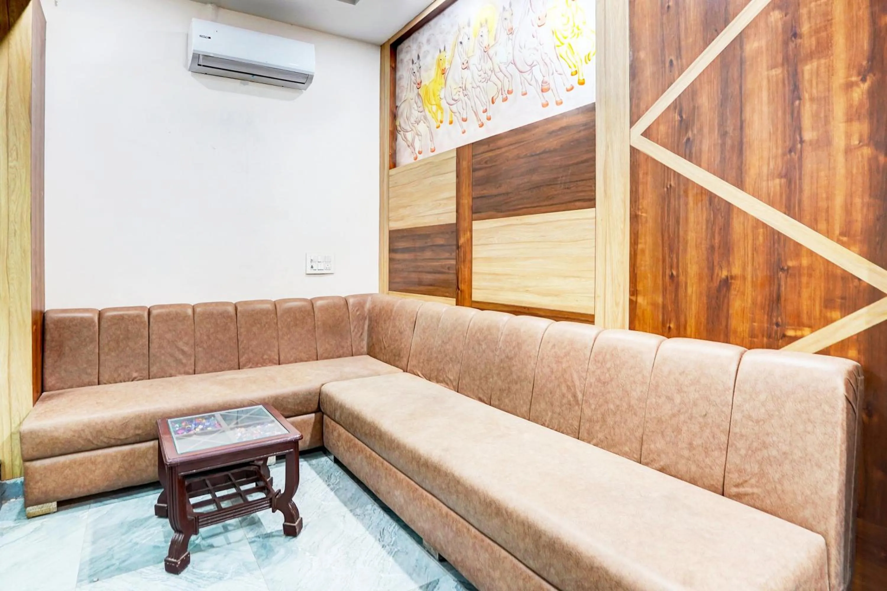 Lobby or reception in HOTEL O BONJOUR .INN NEAR CROWN PLAZA