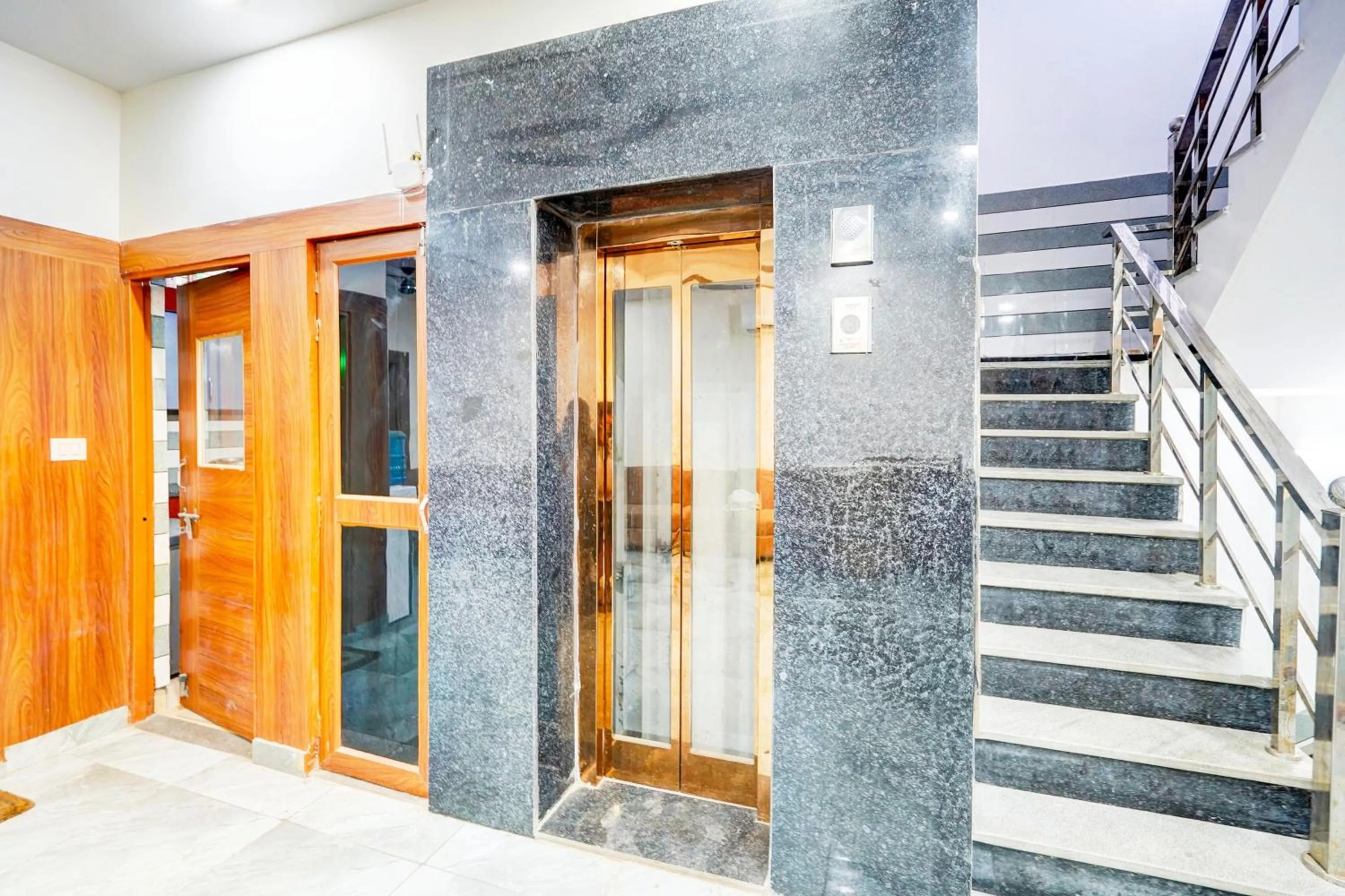 Lobby or reception in HOTEL O BONJOUR .INN NEAR CROWN PLAZA