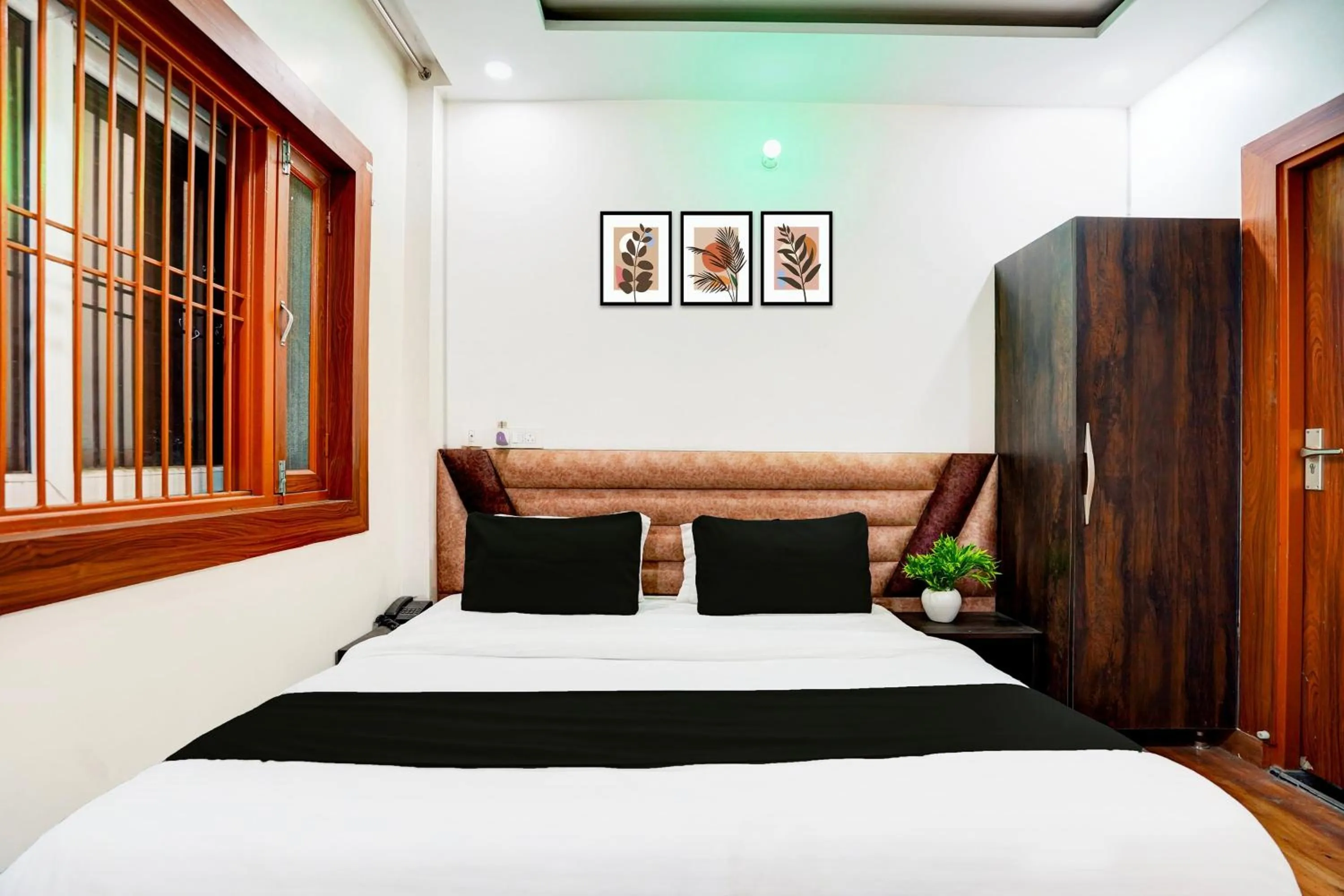 Bedroom in HOTEL O BONJOUR .INN NEAR CROWN PLAZA