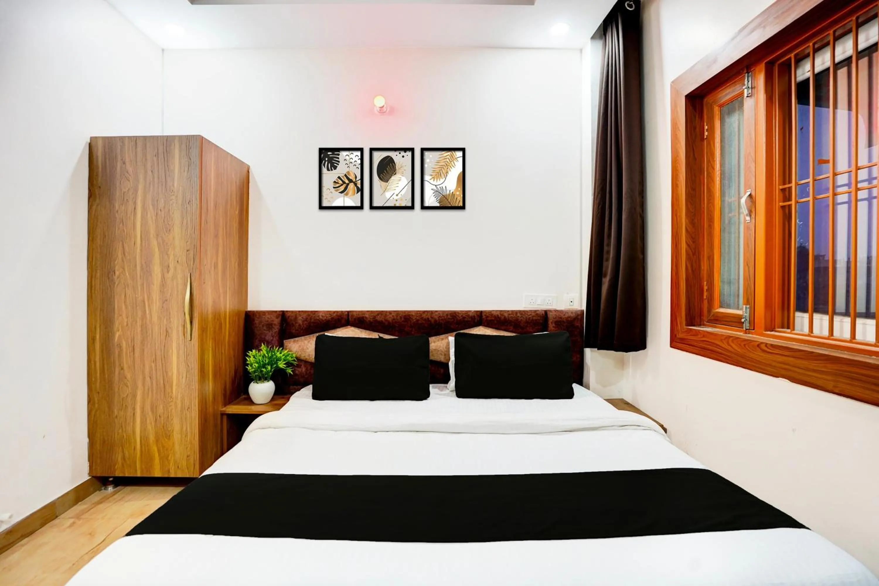 Bedroom in HOTEL O BONJOUR .INN NEAR CROWN PLAZA