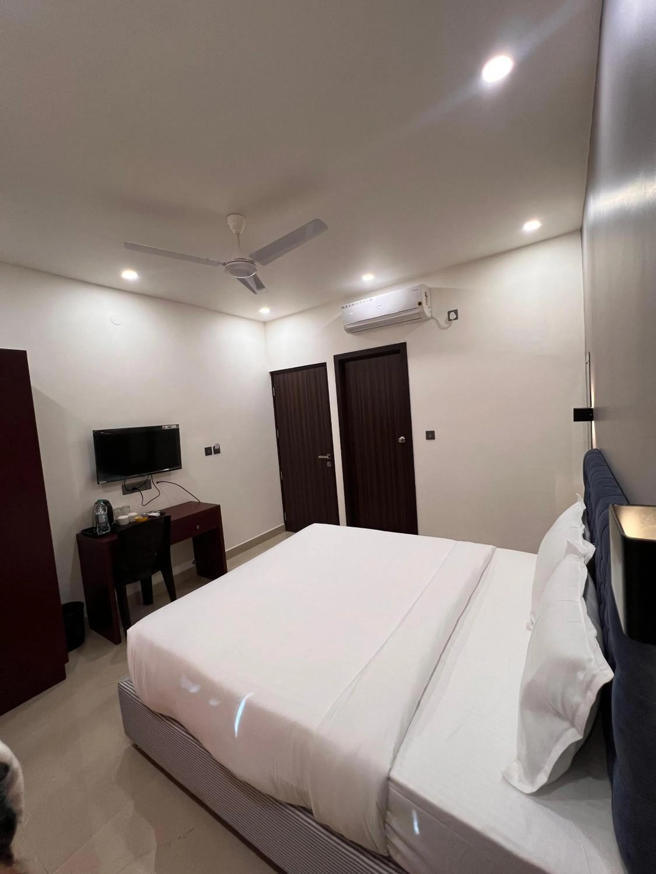 Bedroom, Bed in The Lotaz Hotel