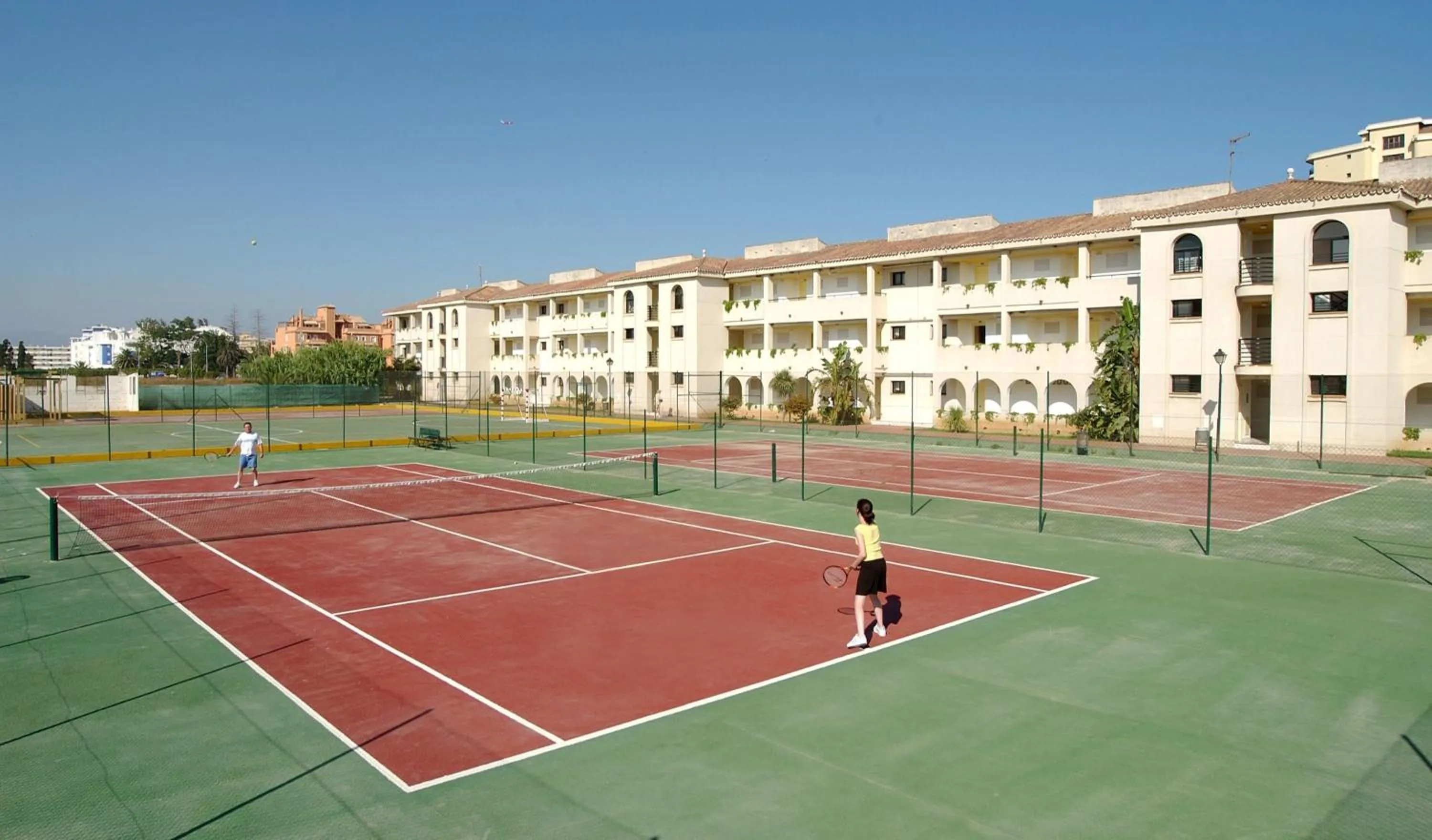 Tennis court in Hotel Puente Real