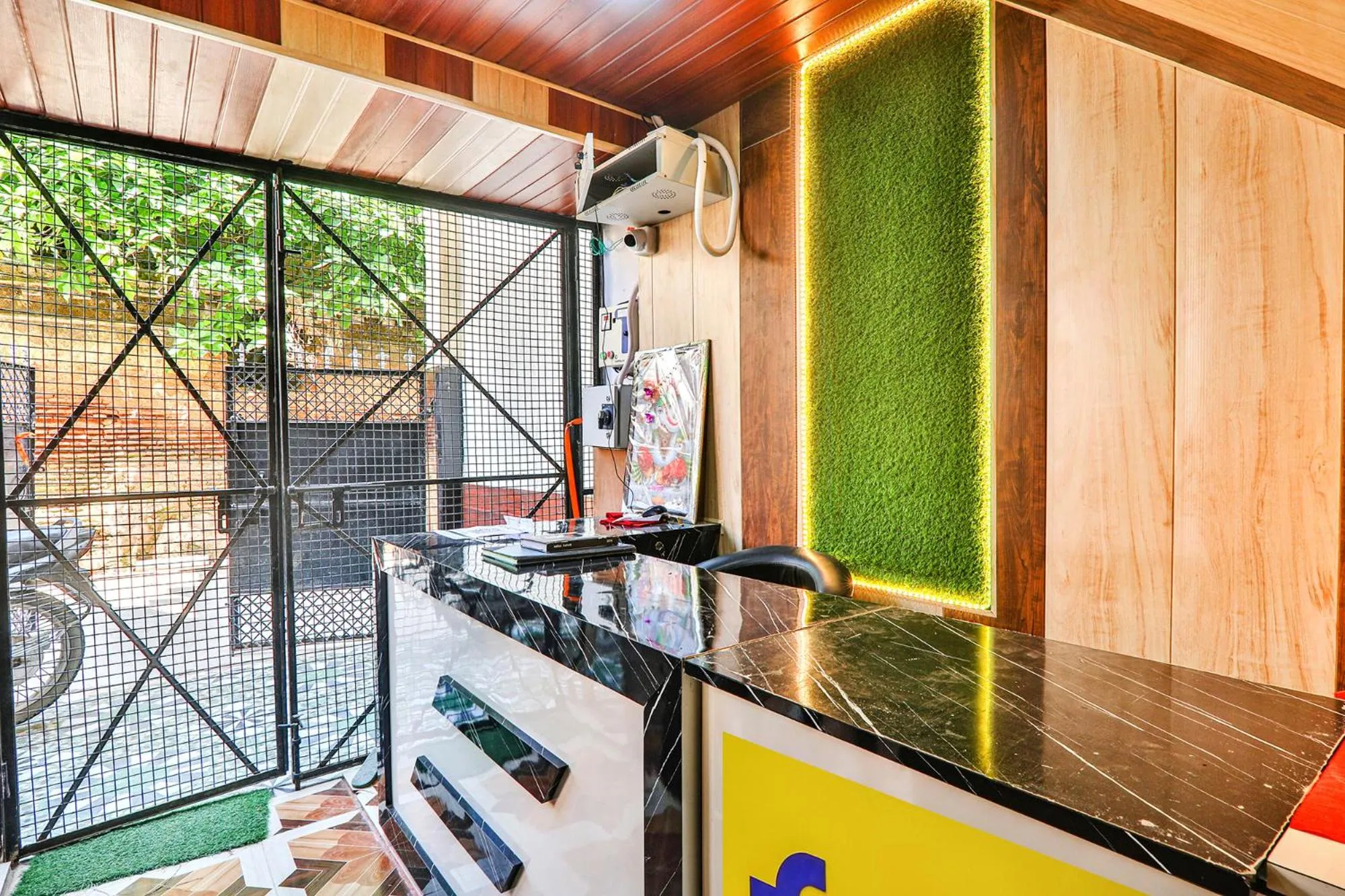 Lobby or reception in FabHotel Uma Yugul