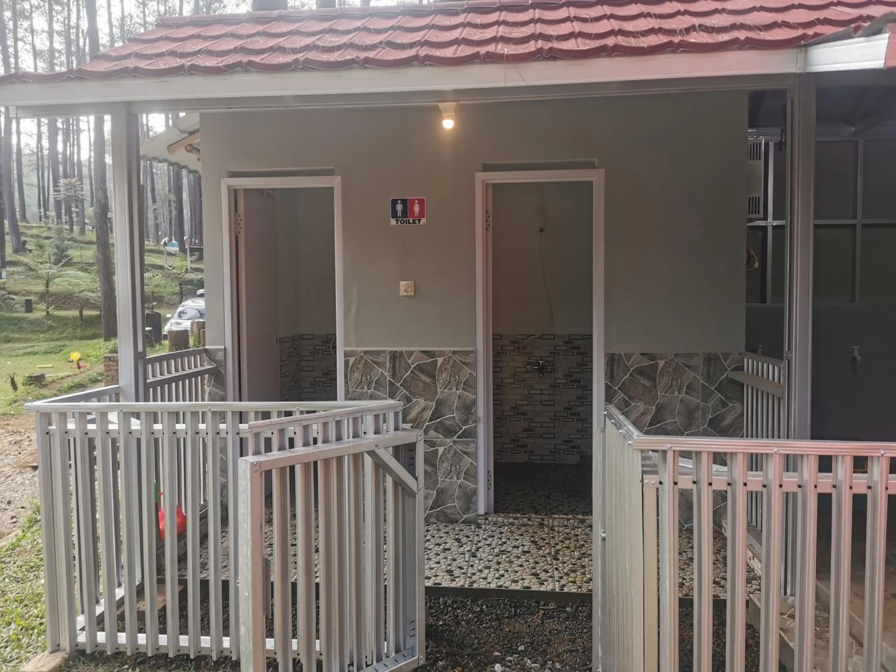 Toilet in corak alam glamping