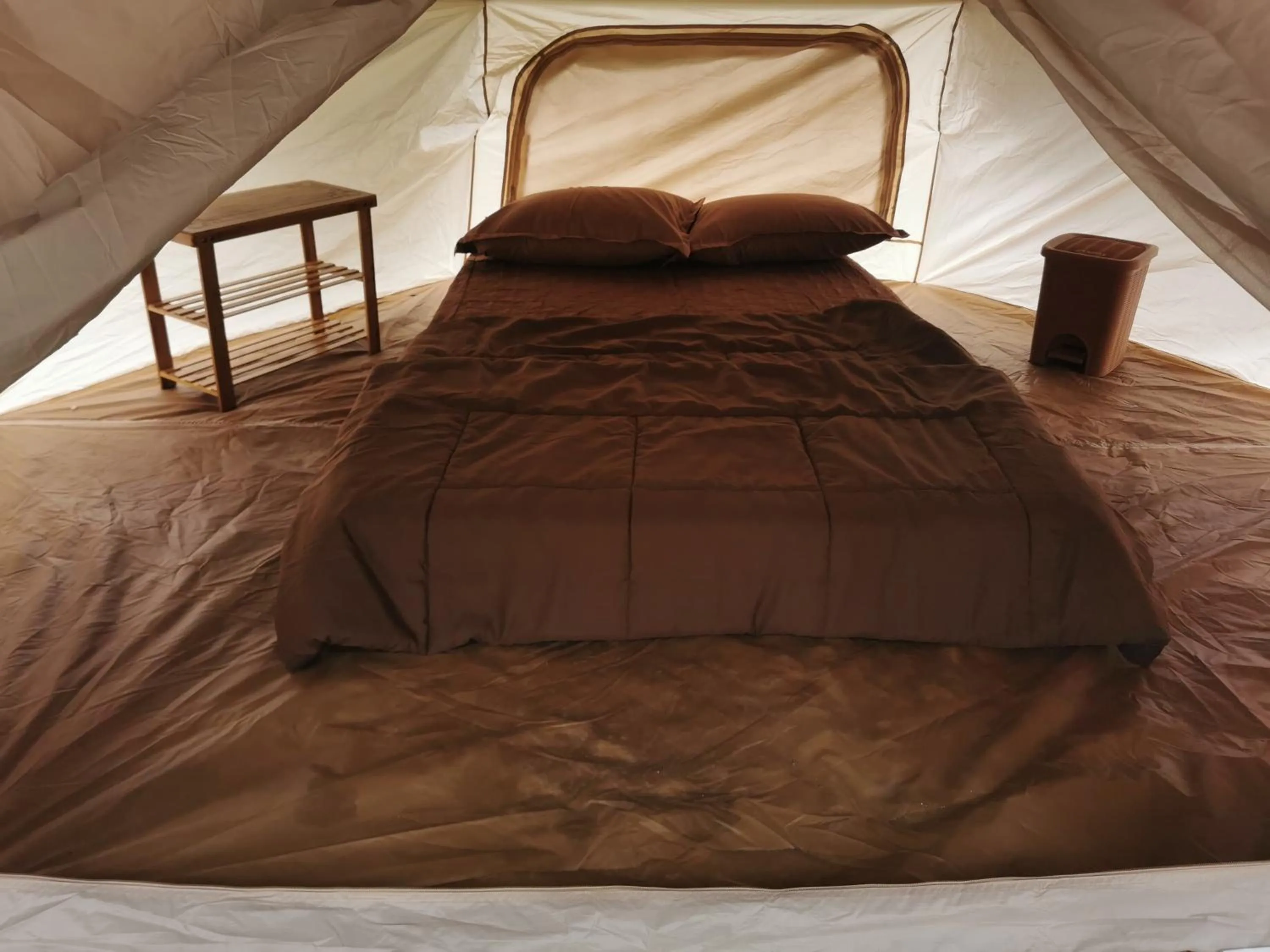Property building, Bed in corak alam glamping