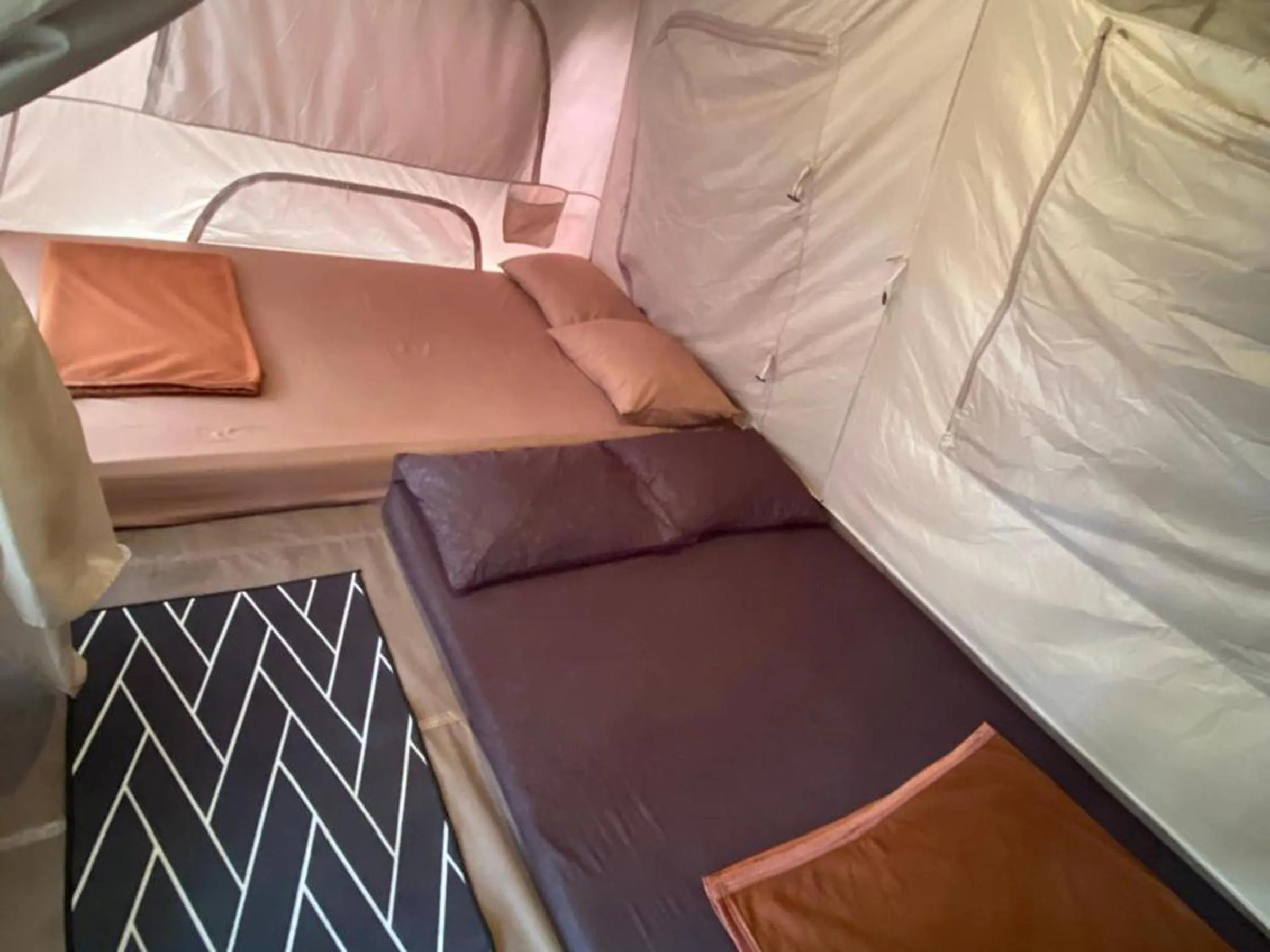 Bedroom, Bed in corak alam glamping