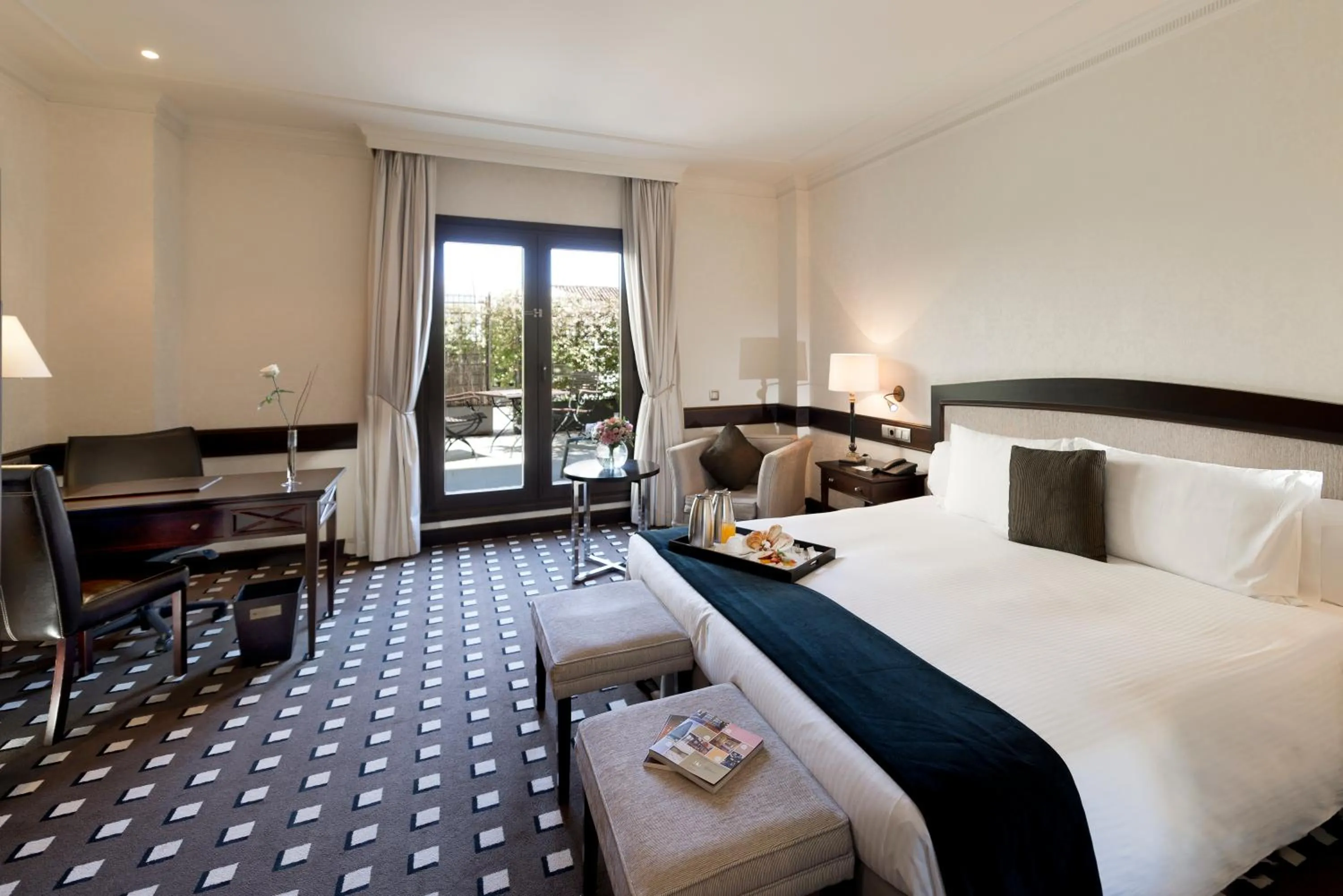 Photo of the whole room, Bed in Eurostars Palacio Buenavista