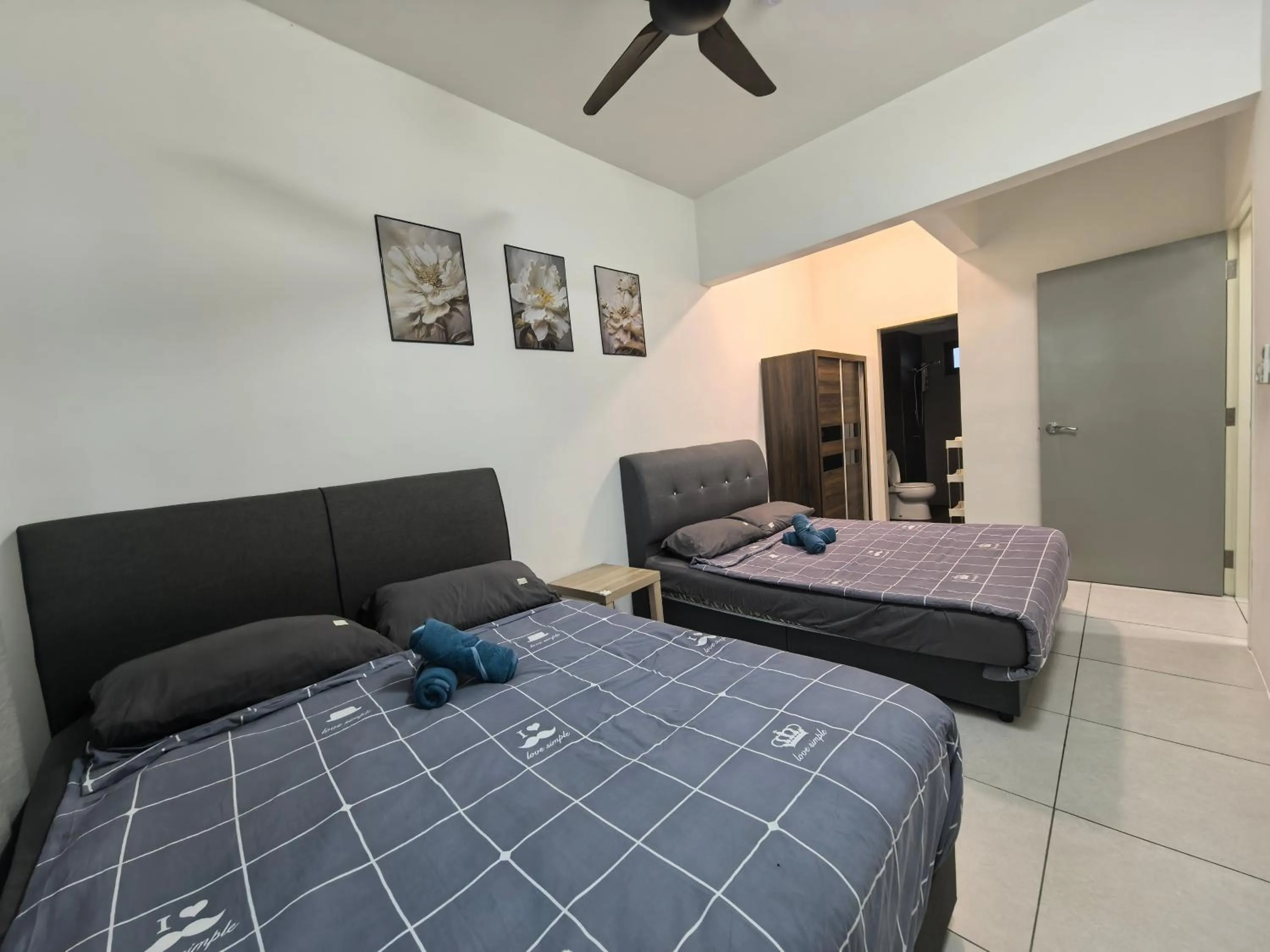 Bed in Bahagia Family House in Meritus