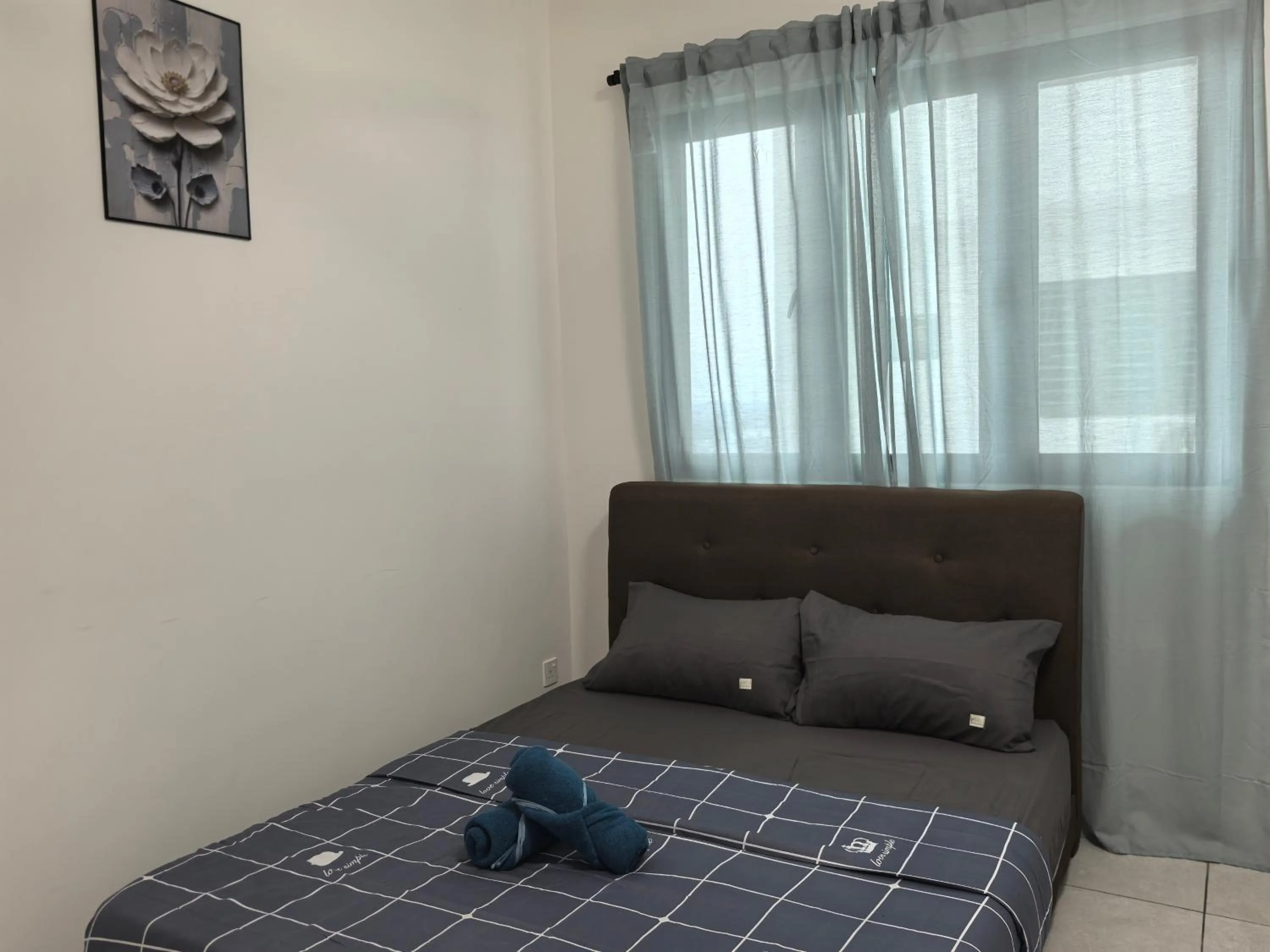 Bed in Bahagia Family House in Meritus