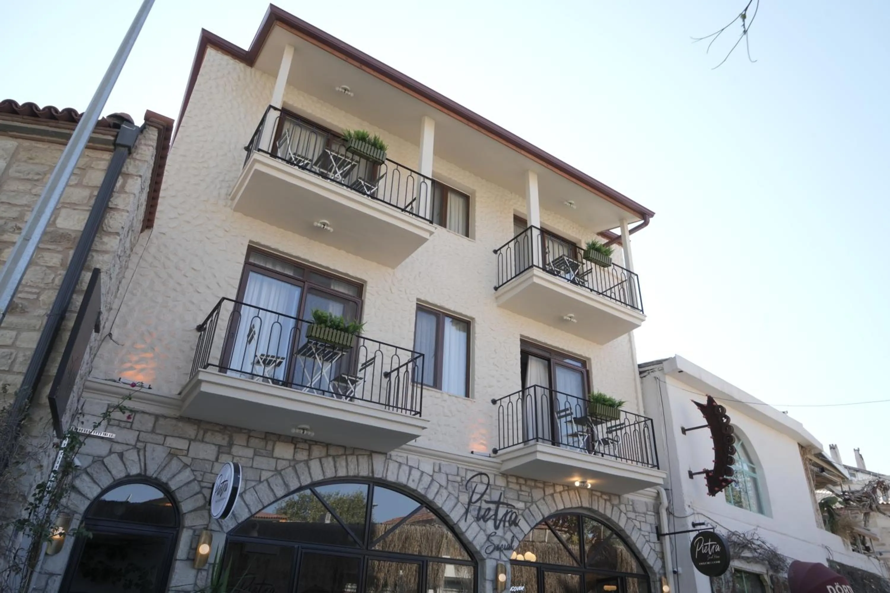 Pietra Social House
