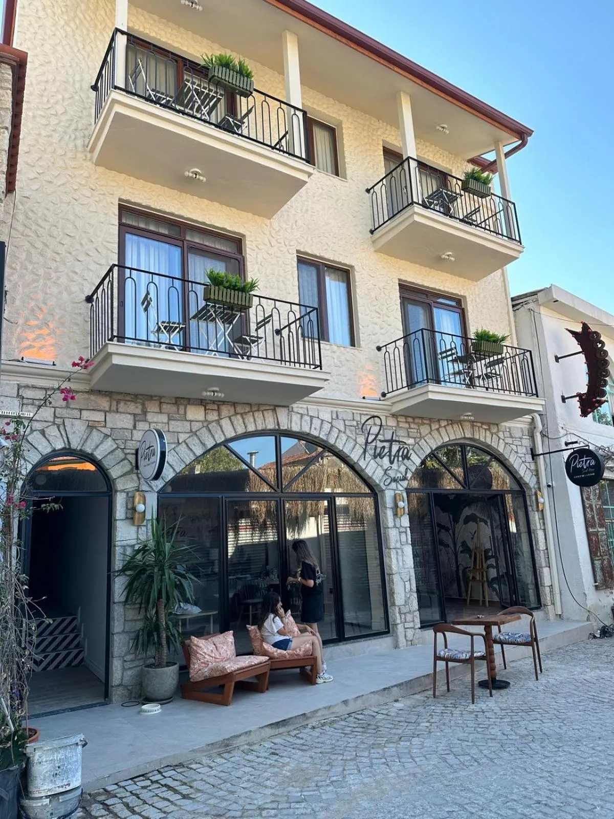 Pietra Social House
