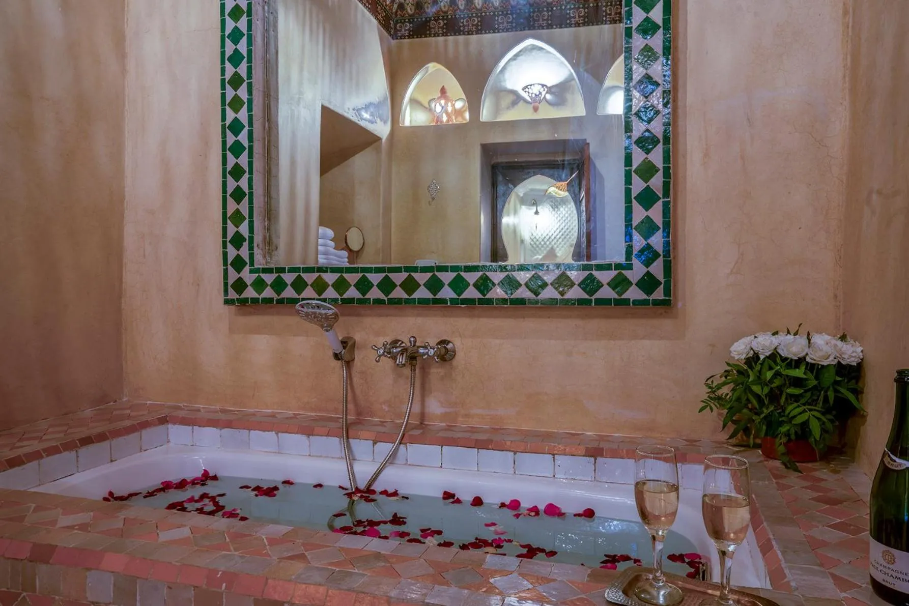 Hot Tub in Riad Yalla habibi