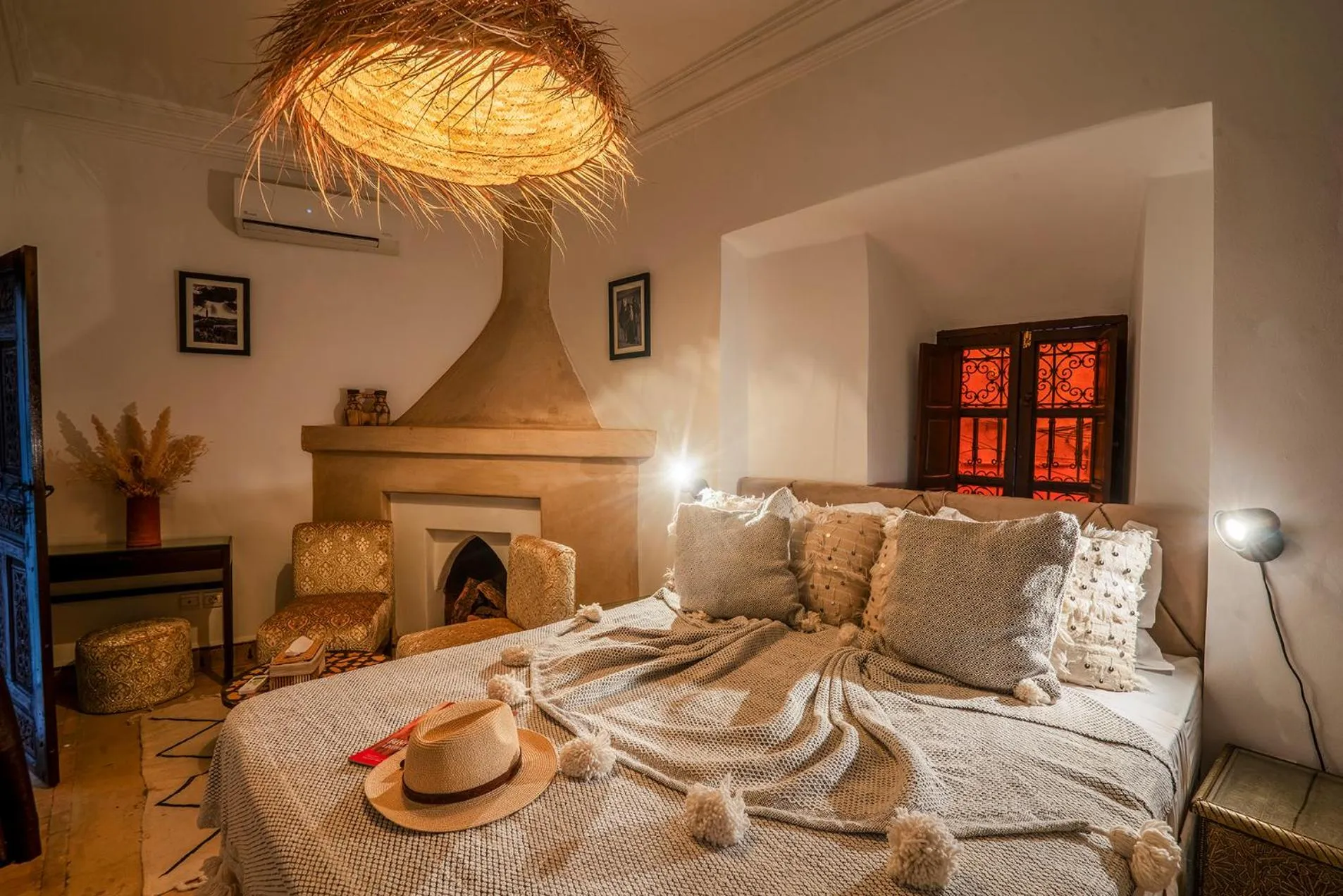 Seating area, Bed in Riad Yalla habibi