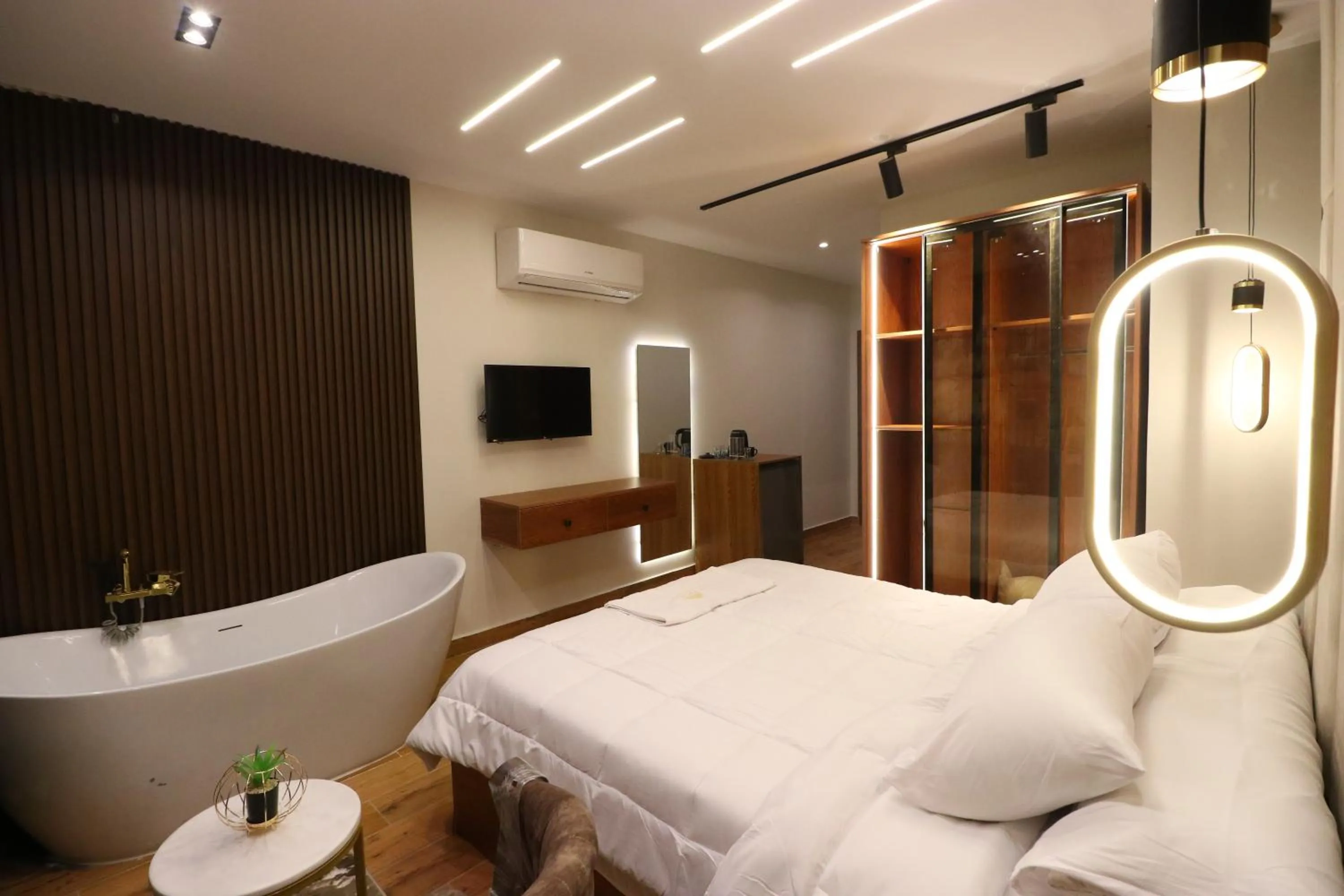 Photo of the whole room, Bed in Pyramids Skyline Hotel Cairo