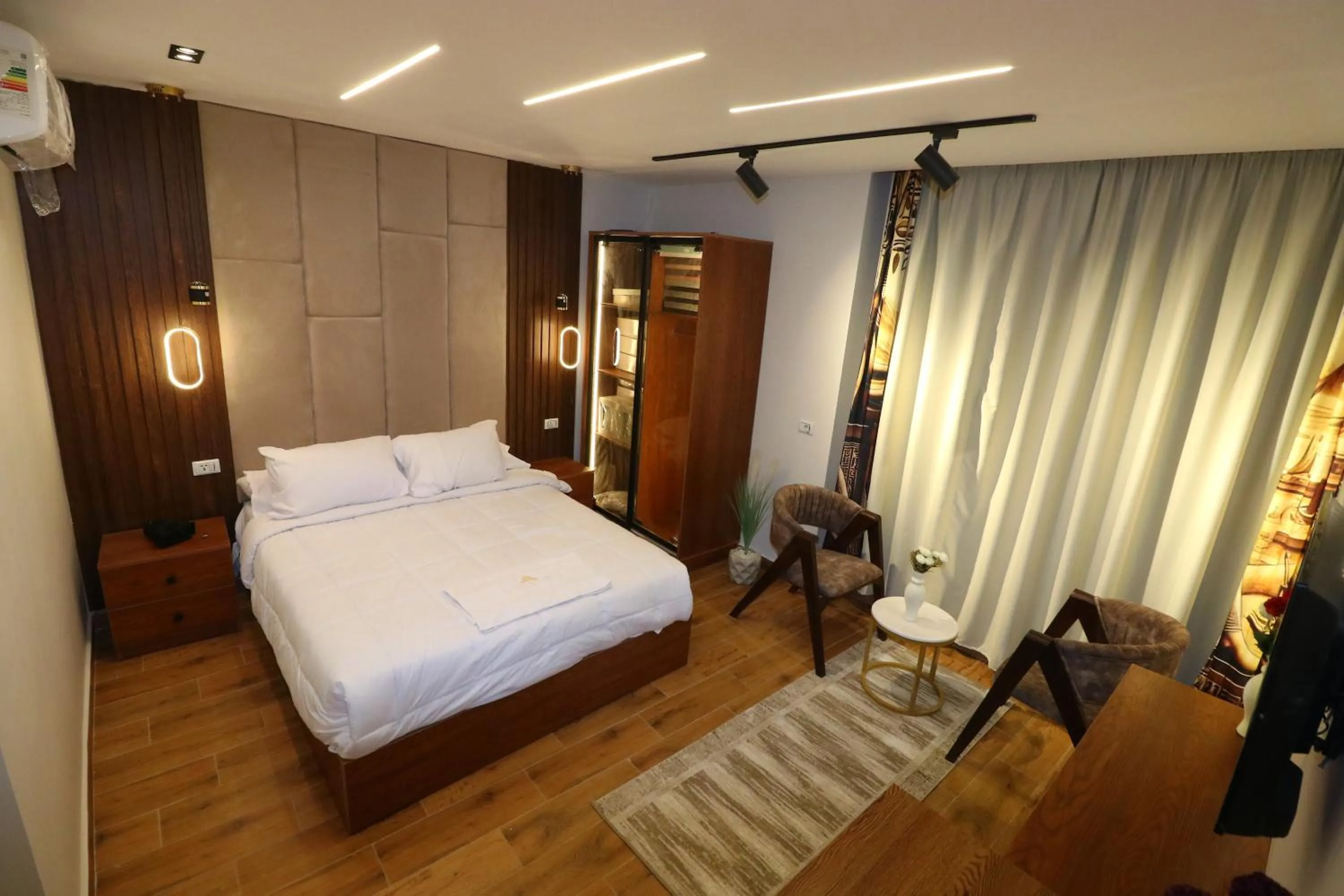 Photo of the whole room, Bed in Pyramids Skyline Hotel Cairo