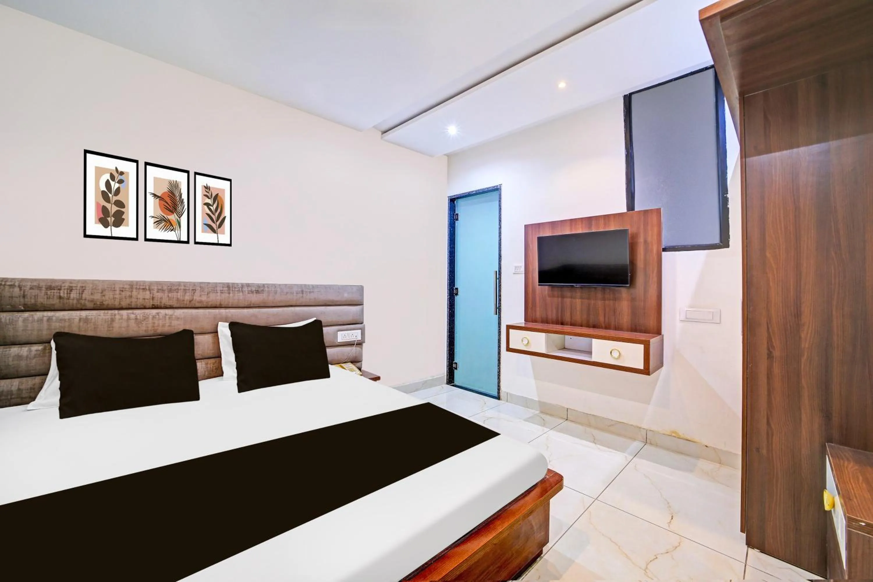 Bedroom, Bed in Townhouse LIG Main Road Indore
