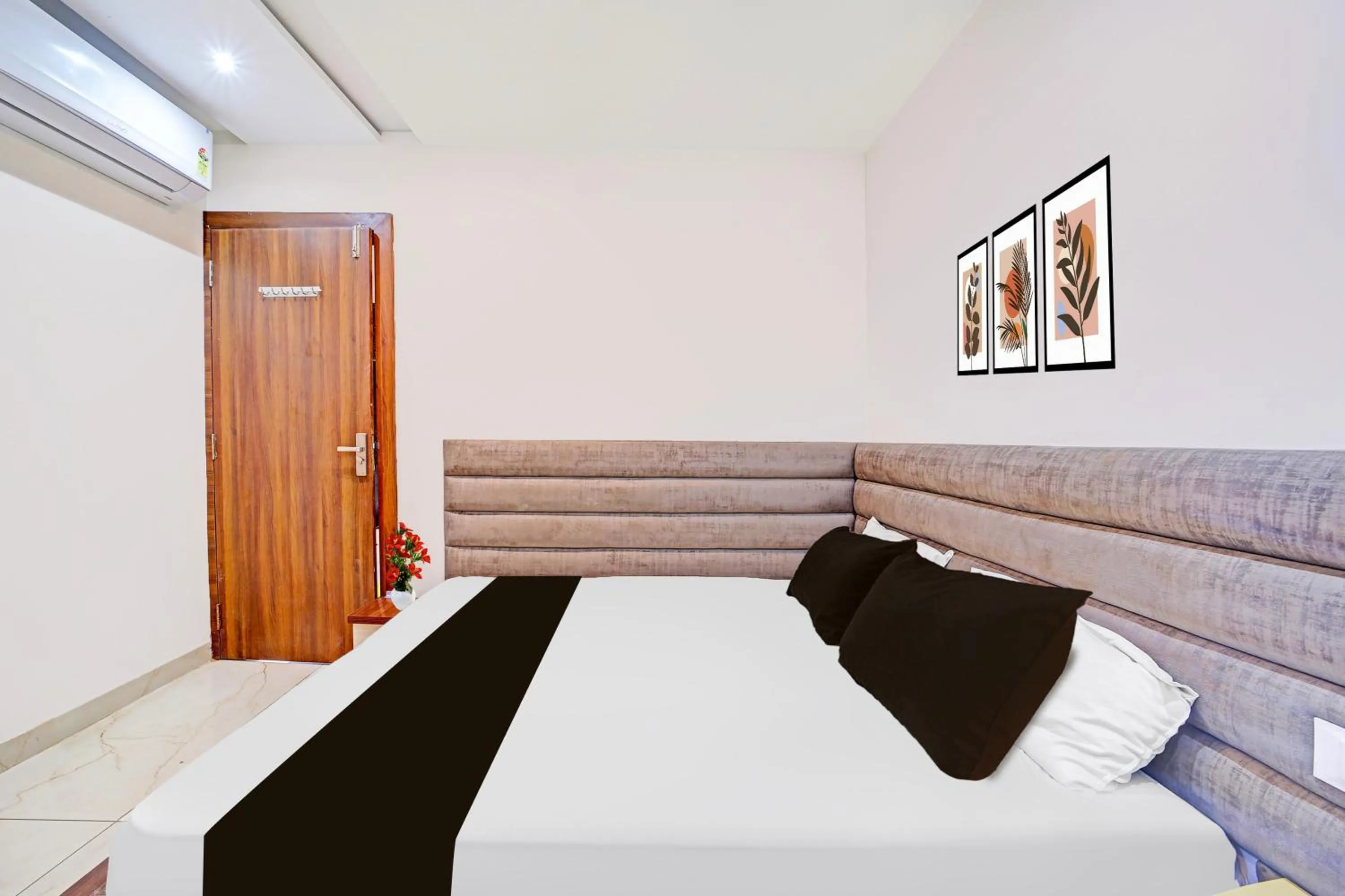 Bedroom, Bed in Townhouse LIG Main Road Indore