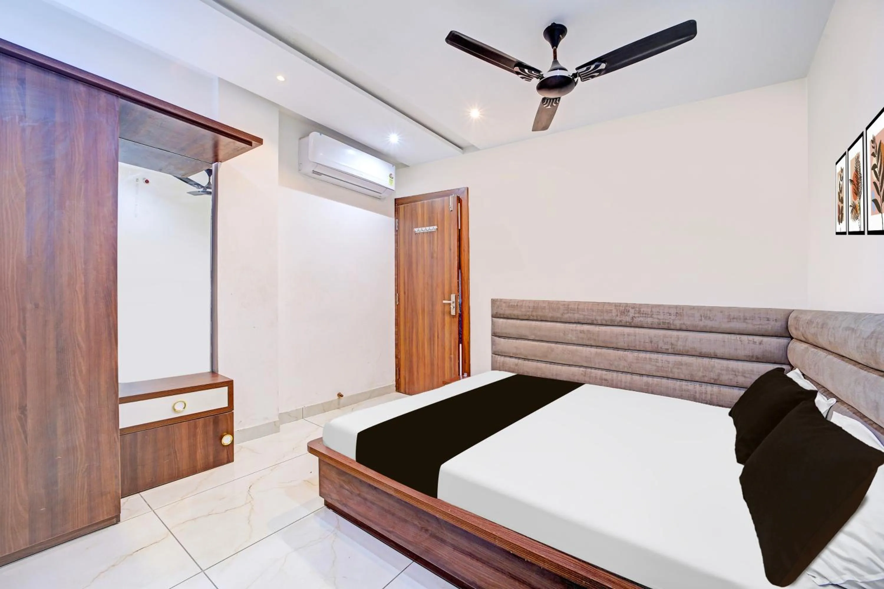 Bedroom, Bed in Townhouse LIG Main Road Indore