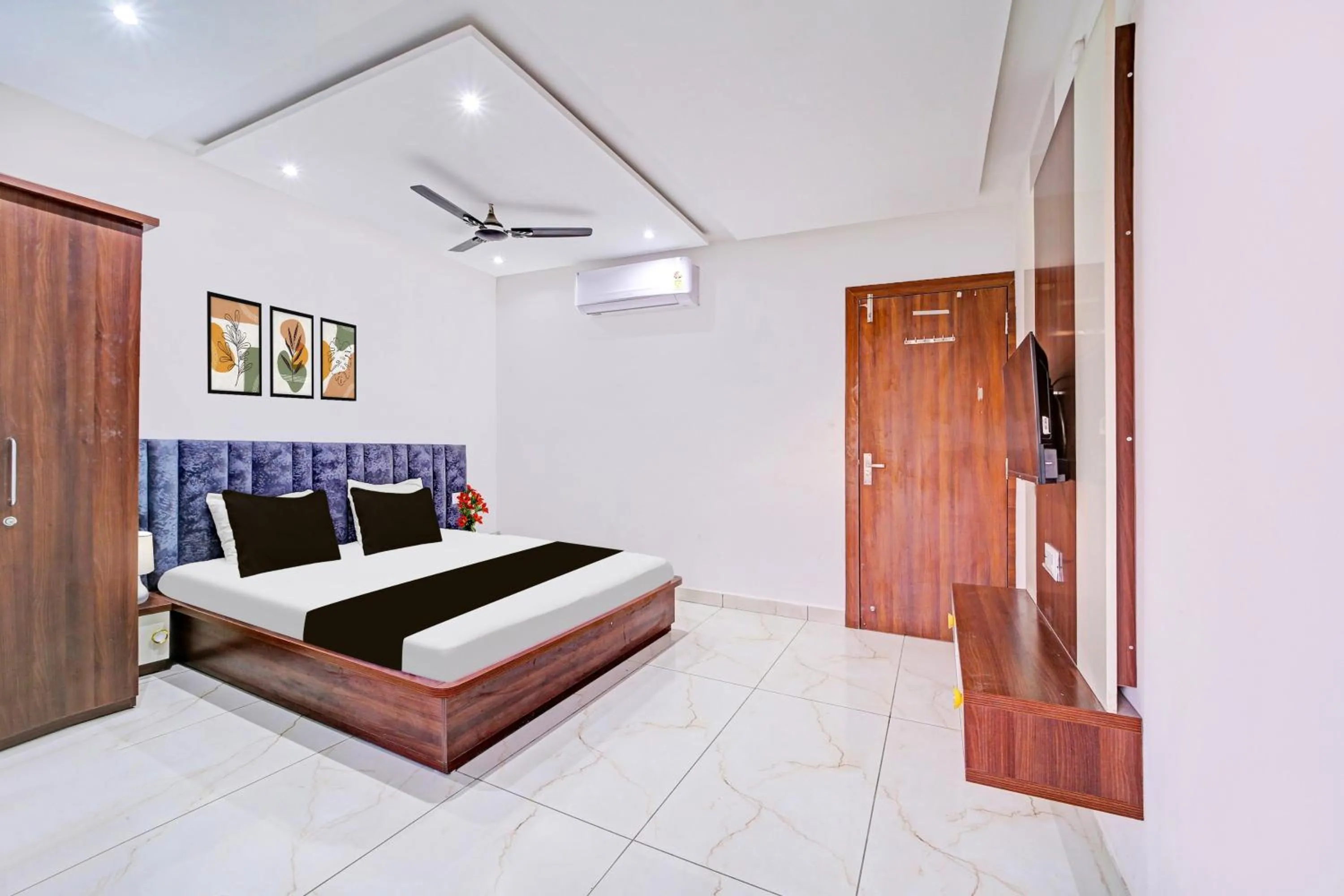 Bedroom, Bed in Townhouse LIG Main Road Indore