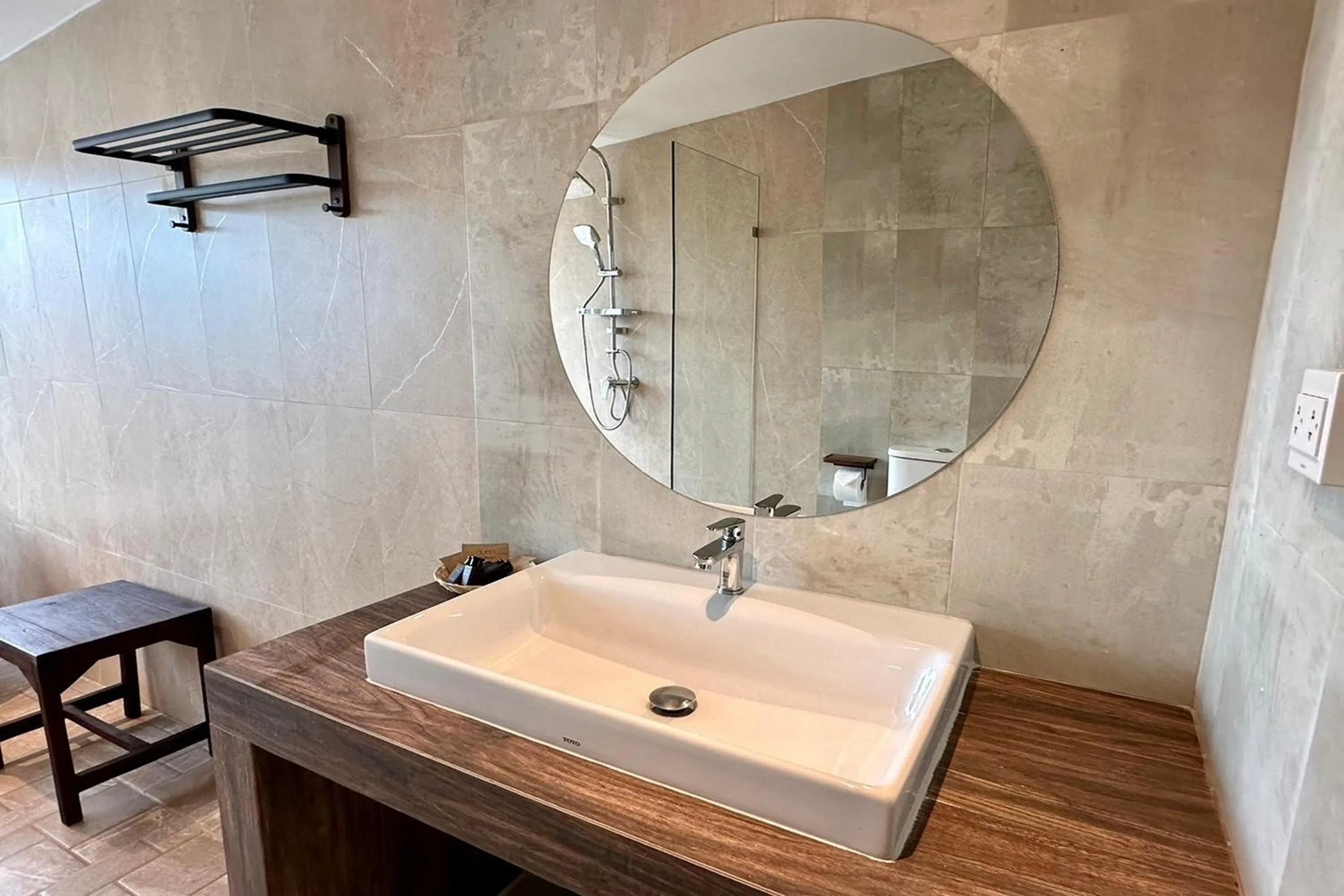 Shower in Nuan Nil Secret Courtyard