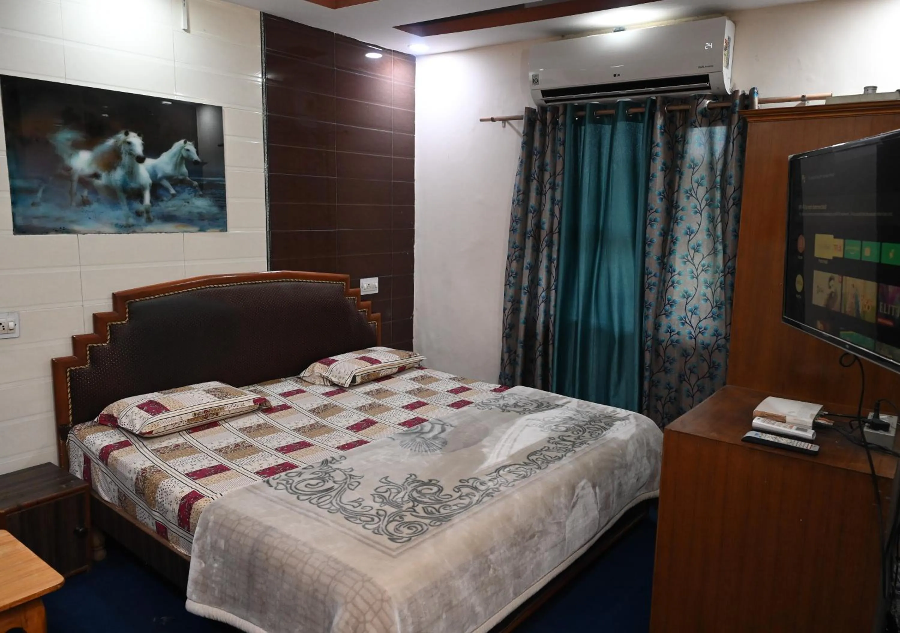 Bedroom, Bed in Hotel Sunrise